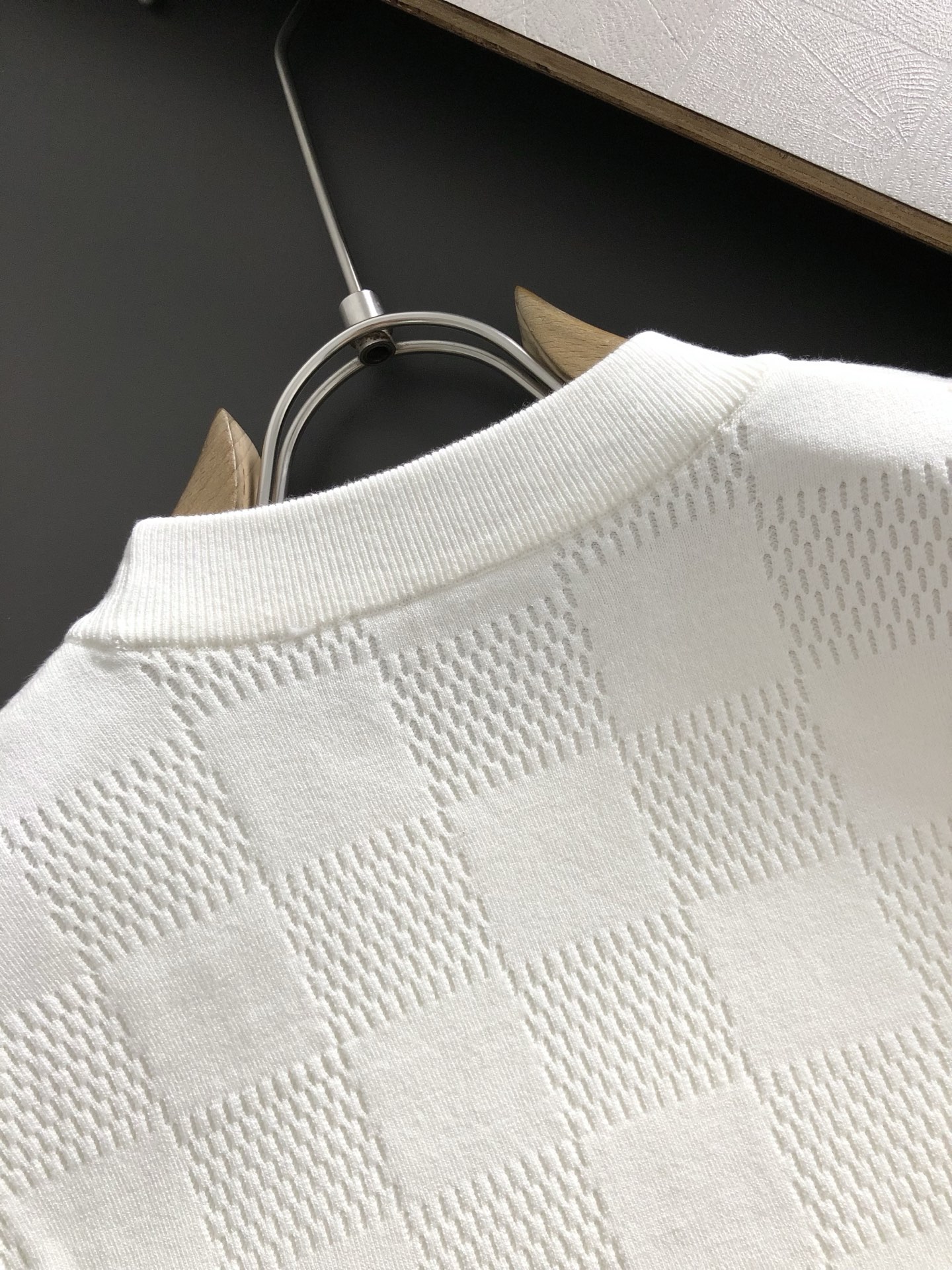  L牌*合身版型M-XXXL
2025秋冬棋盘格提花刺绣字母羊毛短袖，精致工艺专柜面料，顶级元素融合打造