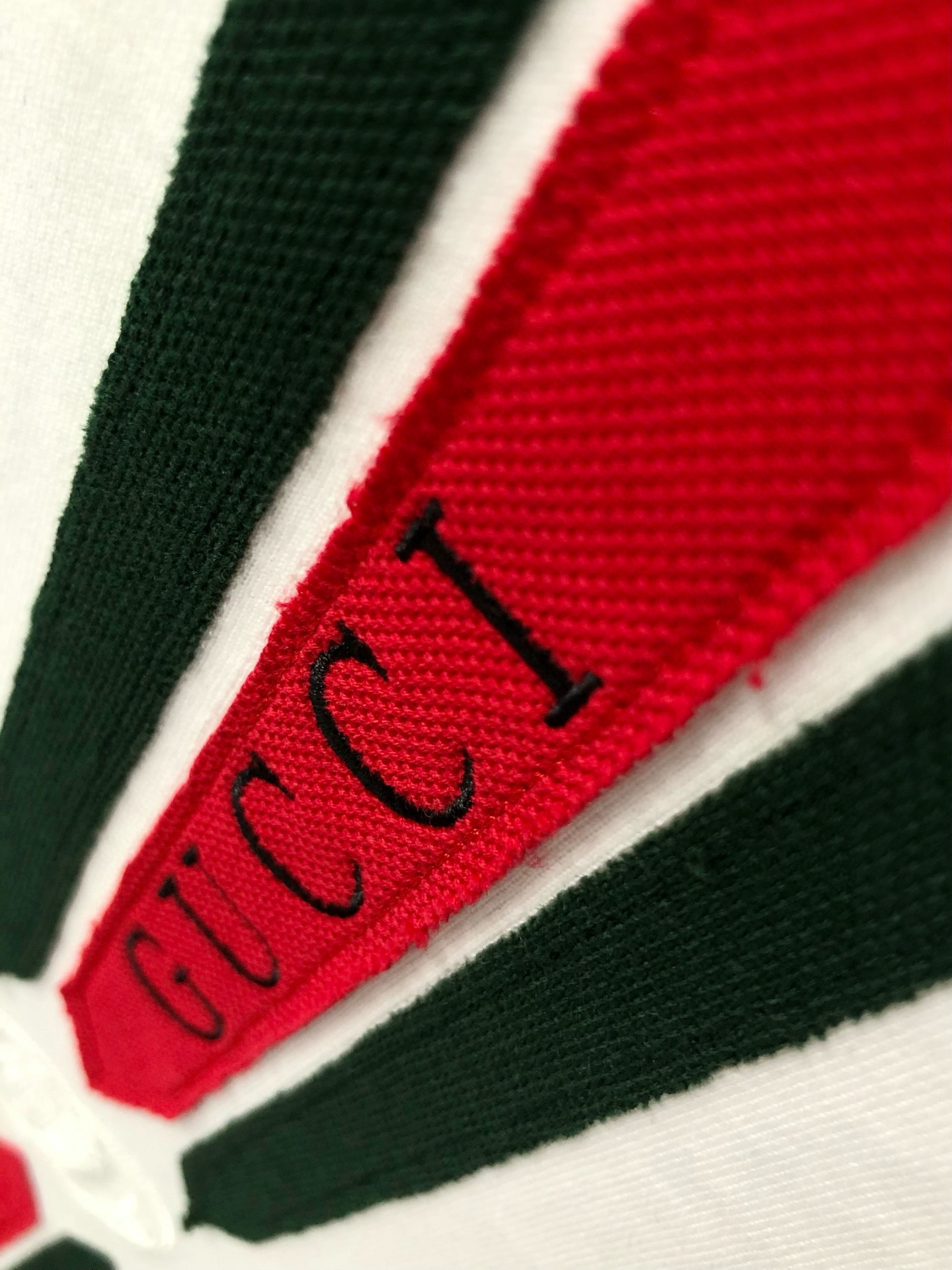  Gucc*微宽版型M-XXXL
25春夏顶级重红绿贴布绣元素融合珠片字母重磅潮流短袖，精致工艺专柜面料