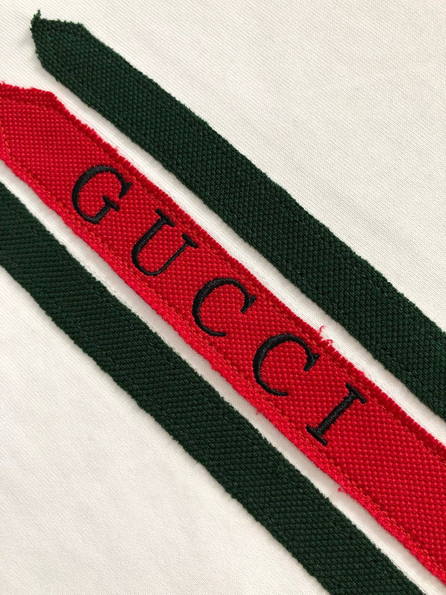  Gucc*微宽版型M-XXXL
25春夏顶级重红绿贴布绣元素融合珠片字母重磅潮流短袖，精致工艺专柜面料