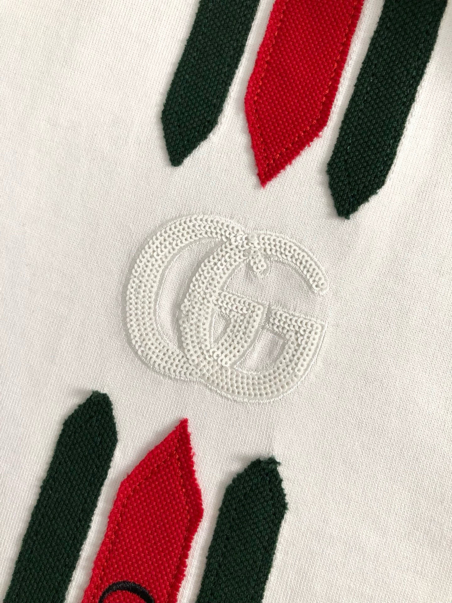  Gucc*微宽版型M-XXXL
25春夏顶级重红绿贴布绣元素融合珠片字母重磅潮流短袖，精致工艺专柜面料