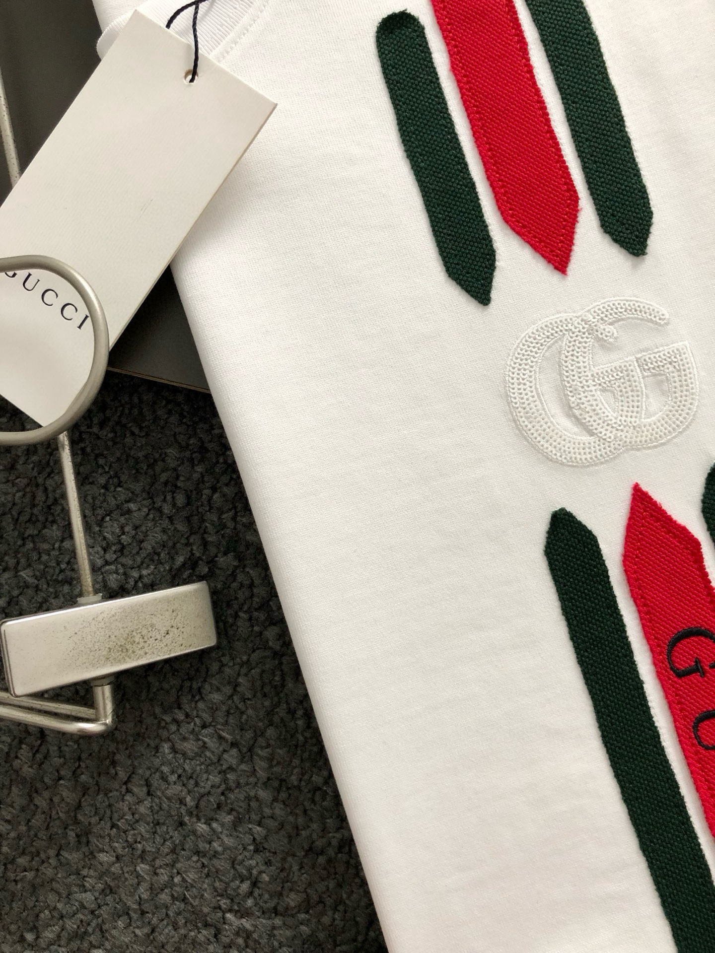  Gucc*微宽版型M-XXXL
25春夏顶级重红绿贴布绣元素融合珠片字母重磅潮流短袖，精致工艺专柜面料