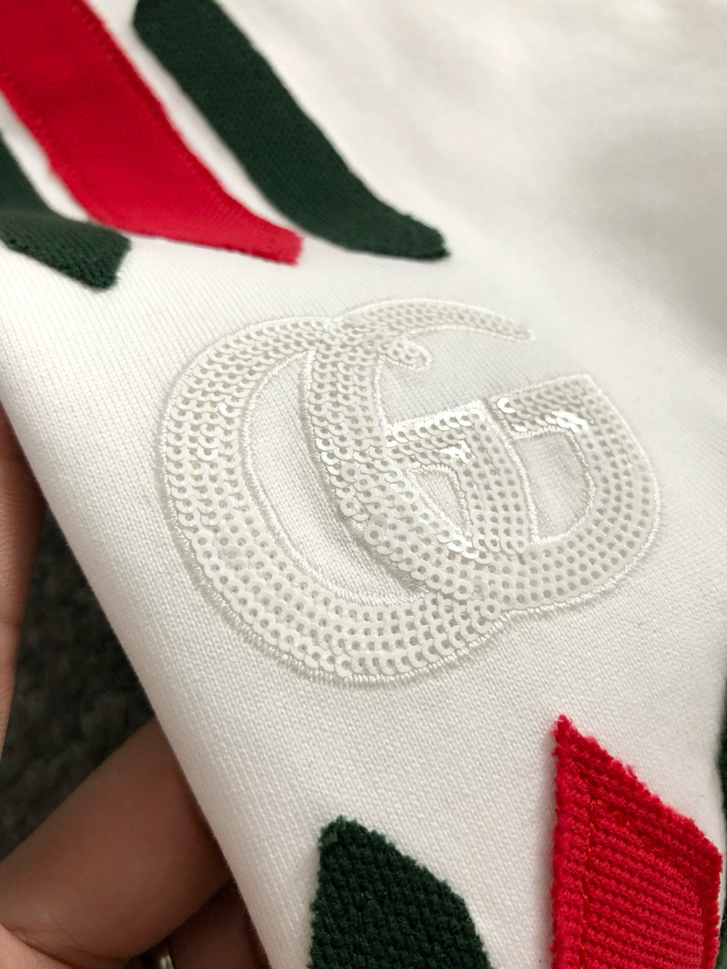  Gucc*微宽版型M-XXXL
25春夏顶级重红绿贴布绣元素融合珠片字母重磅潮流短袖，精致工艺专柜面料