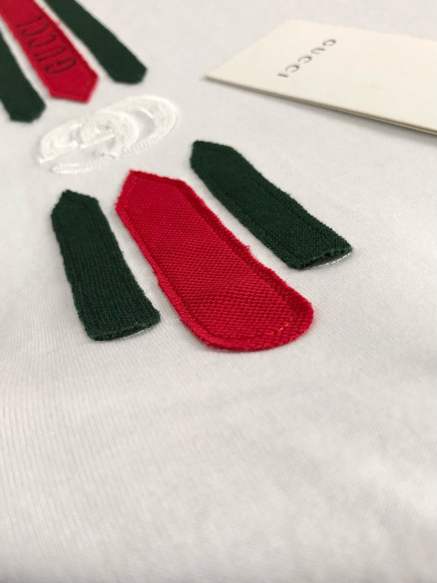  Gucc*微宽版型M-XXXL
25春夏顶级重红绿贴布绣元素融合珠片字母重磅潮流短袖，精致工艺专柜面料