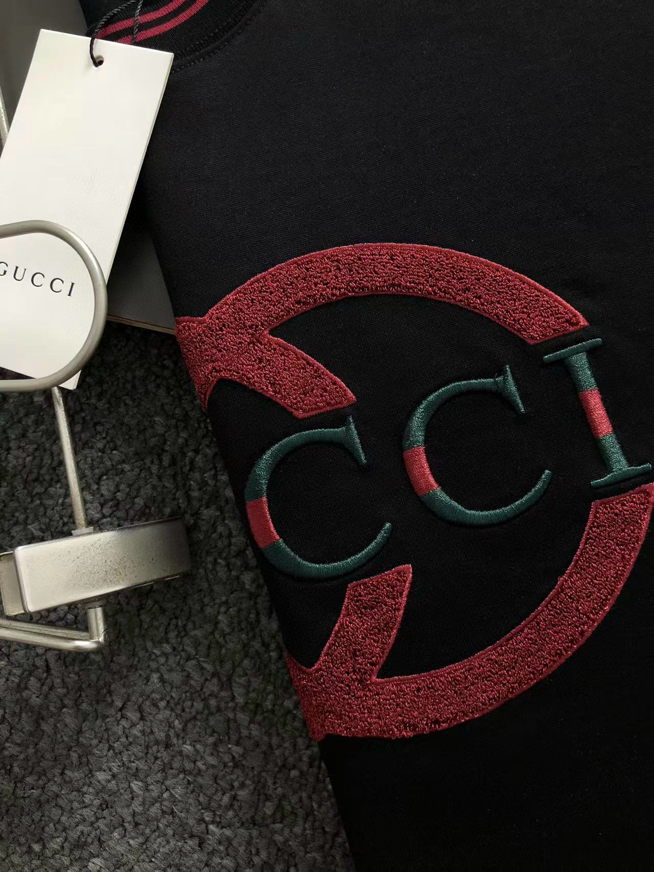  Gucc*微宽版型M-XXXL
25春夏顶级重红红绿字母刺绣融合顶级双G贴布工资重磅潮流短袖，精致工艺