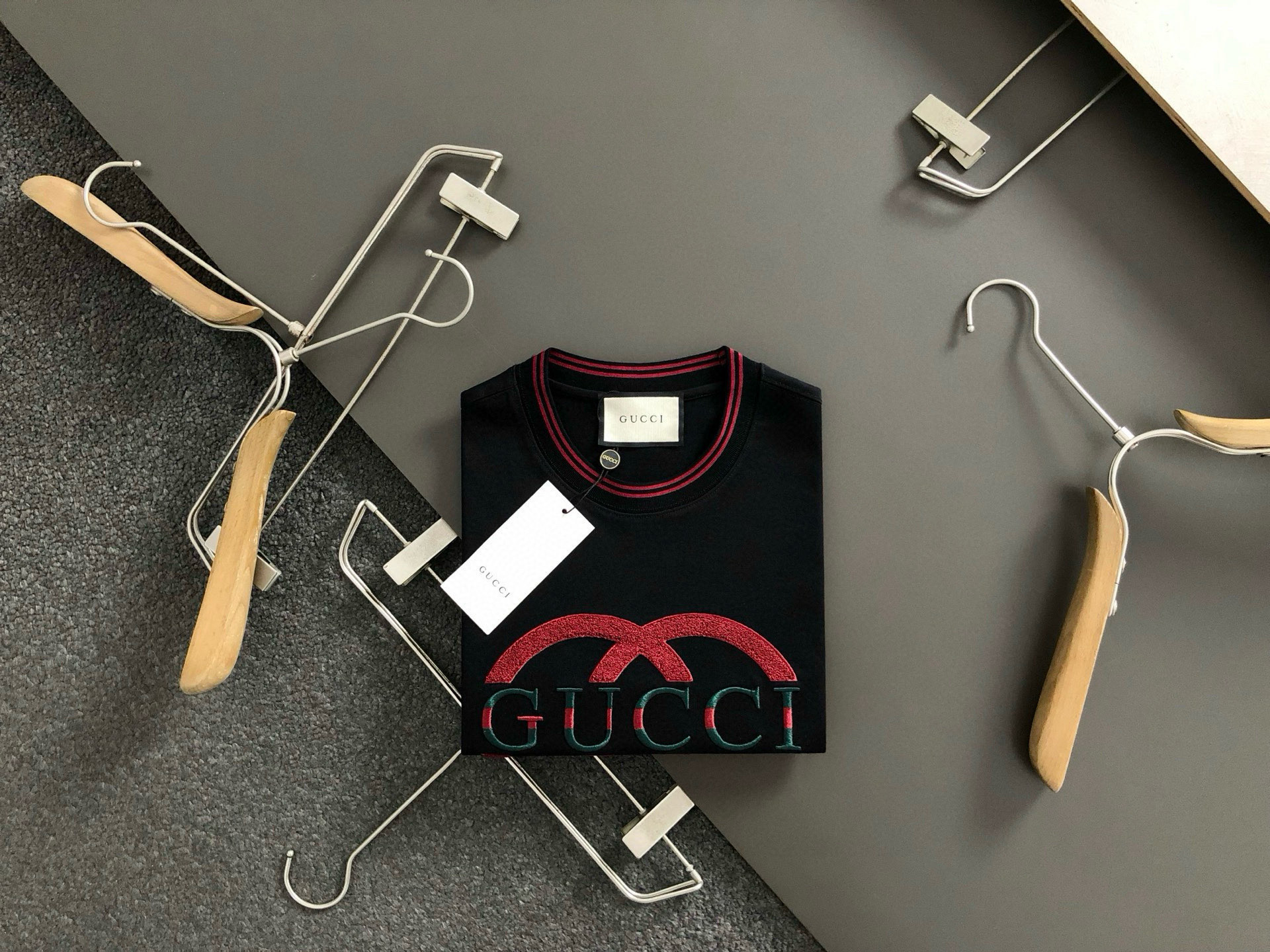 NO:513031,Gucc* micro-wide version M-XXXL 25 spring and summer top heavy red and green letter embroidery fusion top double G patch salary heavy trendy short sleeves, exquisite craftsmanship counter fabric, top elements fusion creation, classic short sleeves 3 specifications complete, trendy men's fashion, whether it is the comfort of the upper body or the incomparable existence, it can be said to be a must-have in summer 170-135(M) -(L) 178-160(XL)180-170(XXL) 180-180(XXXL),,gucci,T-shirt,alexander wang19860909Gucc*微宽版型M-XXXL 25春夏顶级重红红绿字母刺绣融合顶级双G贴布工资重磅潮流短袖,精致工艺专柜面料,顶级元素融合打造,经典短袖3标齐全,潮男时尚,无论是上身舒适度还是都是无可比拟的存在,可以说是夏日必备 170-135(M) -(L) 178-160(XL)180-170(XXL) 180-180(XXXL),,gucci,T-shirt,alexander wang,Men's clothing