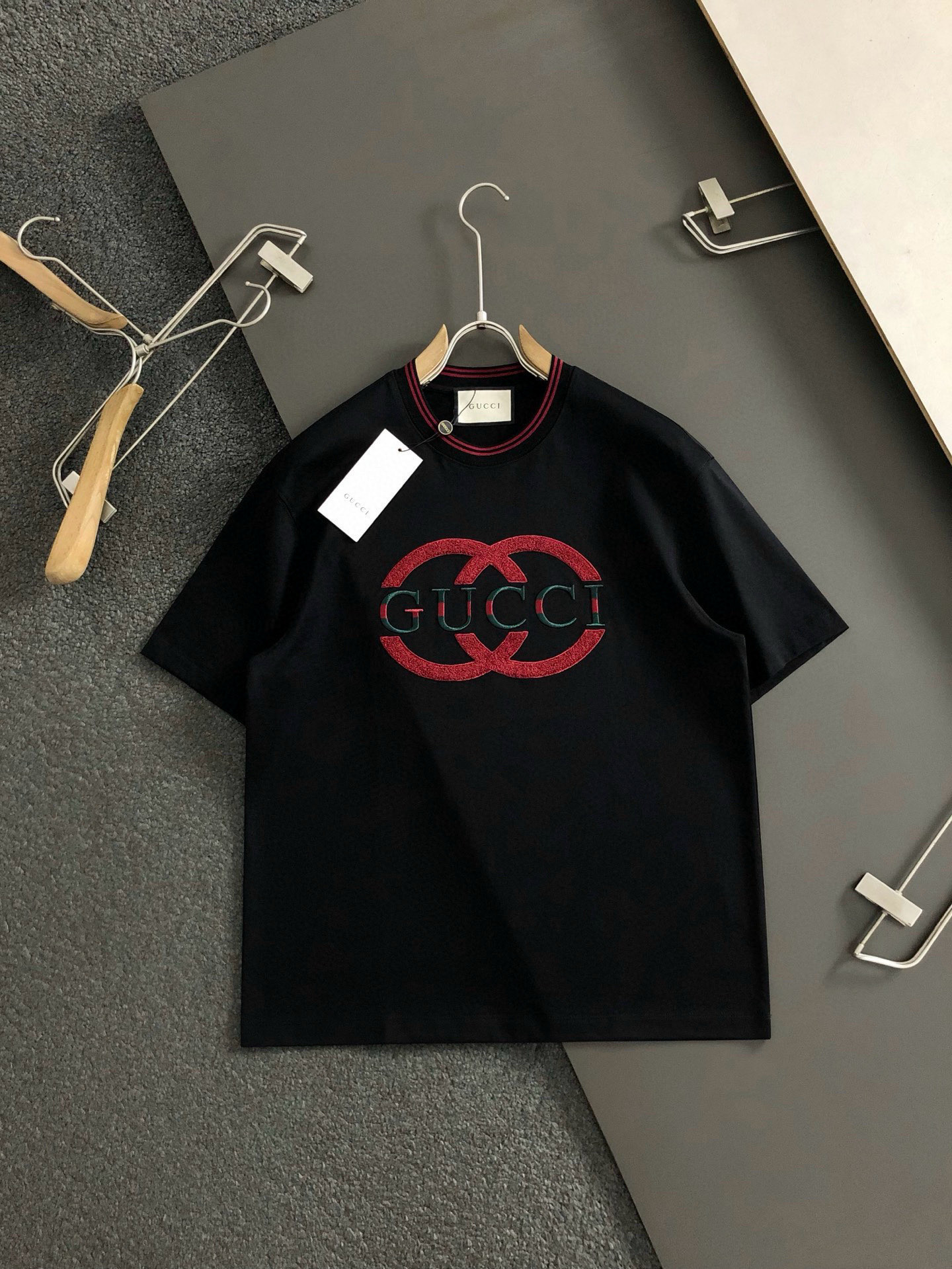  Gucc*微宽版型M-XXXL
25春夏顶级重红红绿字母刺绣融合顶级双G贴布工资重磅潮流短袖，精致工艺