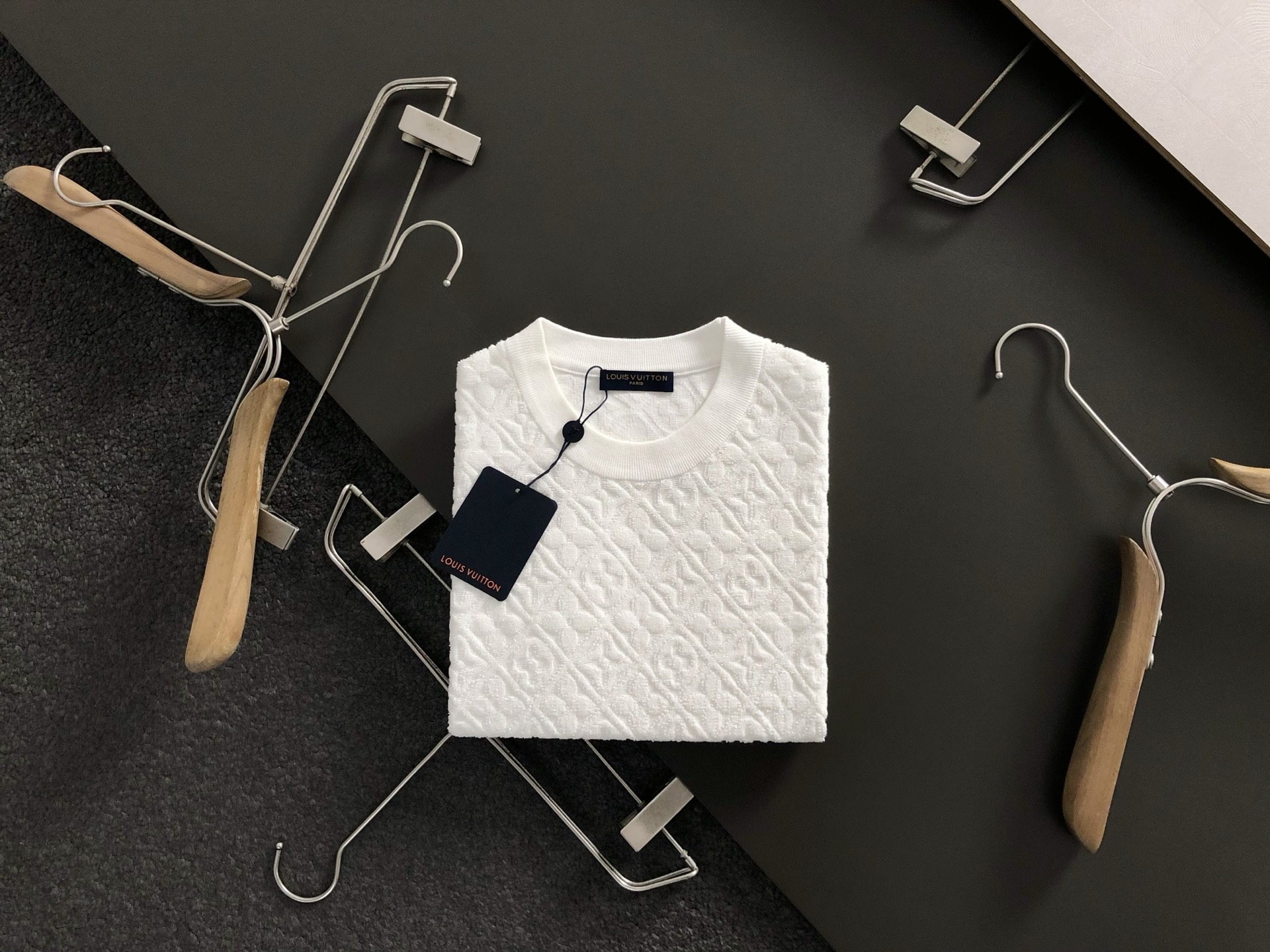 NO:513511,L brand fit style M-XXXL 2025 autumn and winter fashion presbyterian jacquard versatile wool short sleeves, exquisite craftsmanship counter fabric, top-level elements fusion, classic short sleeve 3 specifications complete, trendy men's fashion, whether it is the comfort of the upper body or the incomparable existence 170-135(M) -150(L) 178-160(XL) 180-170(XXL) 180-180(XXXL) your,,T-shirt,alexander wang19860909L牌合身版型M-XXXL 2025秋冬时尚老花提花百搭羊毛短袖,精致工艺专柜面料,顶级元素融合打造,经典短袖3标齐全,潮男时尚,无论是上身舒适度还是都是无可比拟的存在 170-135(M) -150(L) 178-160(XL)180-170(XXL) 180-180(XXXL) your,,T-shirt,alexander wang,Men's clothing