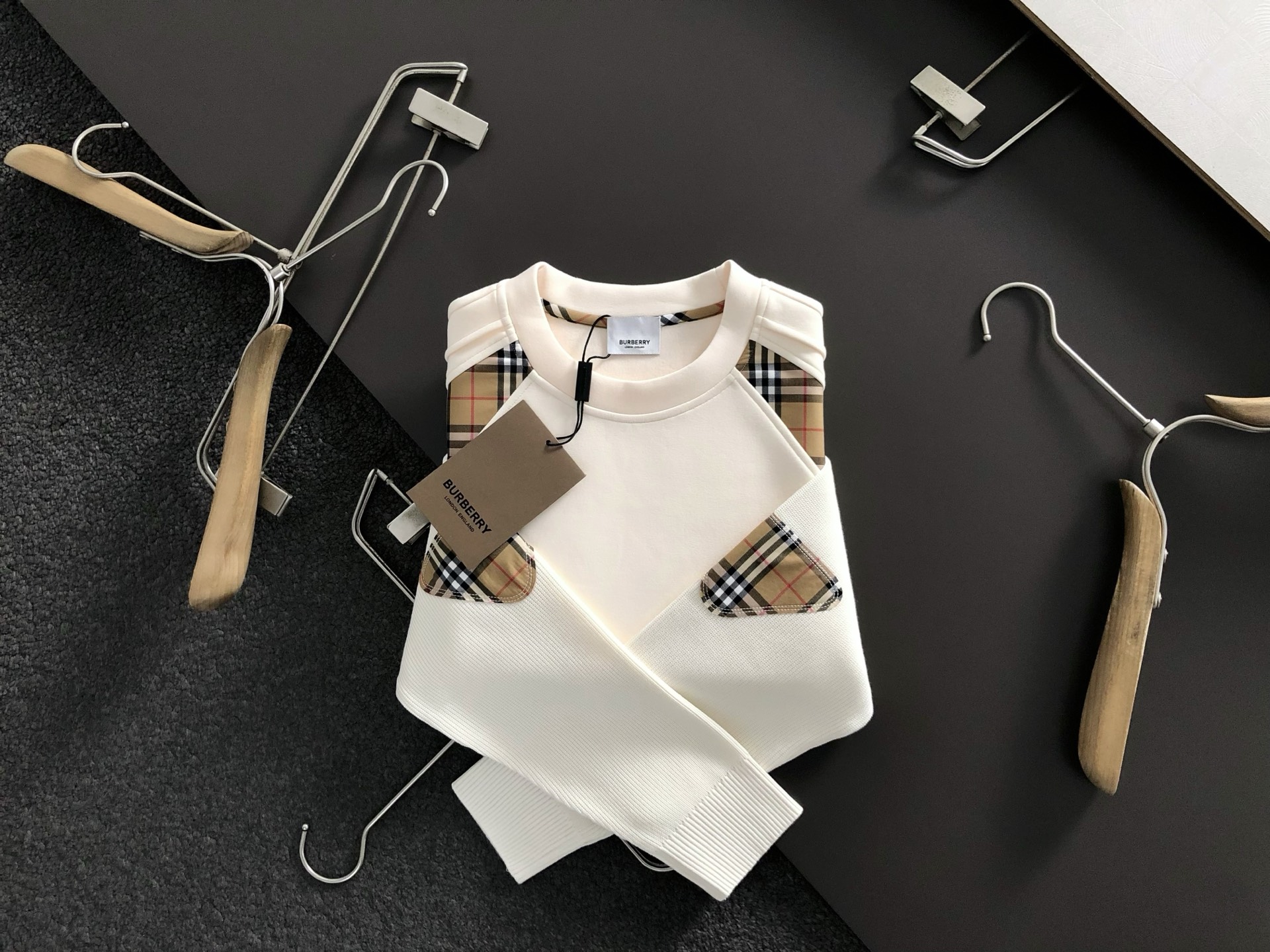 NO:513526,BBR* fitting style M-XXXL 2025 autumn and winter cloud soft series knitted sleeves plaid fusion knight embroidery inner velvet fashionable versatile round neck sweatshirt long sleeves, exquisite craftsmanship counter fabric, top-level elements fusion creation, complete 3 standards, trendy men's fashion, whether it is the comfort of the upper body or the incomparable existence 170-135(M) -150(L) 178-160(XL) 180-170(XXL) 180-180(XXXL) your,,hoodie,sweatshirts,alexander wang19860909BBR*合身版型M-XXXL 2025秋冬云柔系列针织袖格纹融合骑士刺绣内里拉绒时尚百搭圆领卫衣长袖,精致工艺专柜面料,顶级元素融合打造,3标齐全,潮男时尚,无论是上身舒适度还是都是无可比拟的存在 170-135(M) -150(L) 178-160(XL)180-170(XXL) 180-180(XXXL) your,,hoodie,sweatshirts,alexander wang,Men's clothing