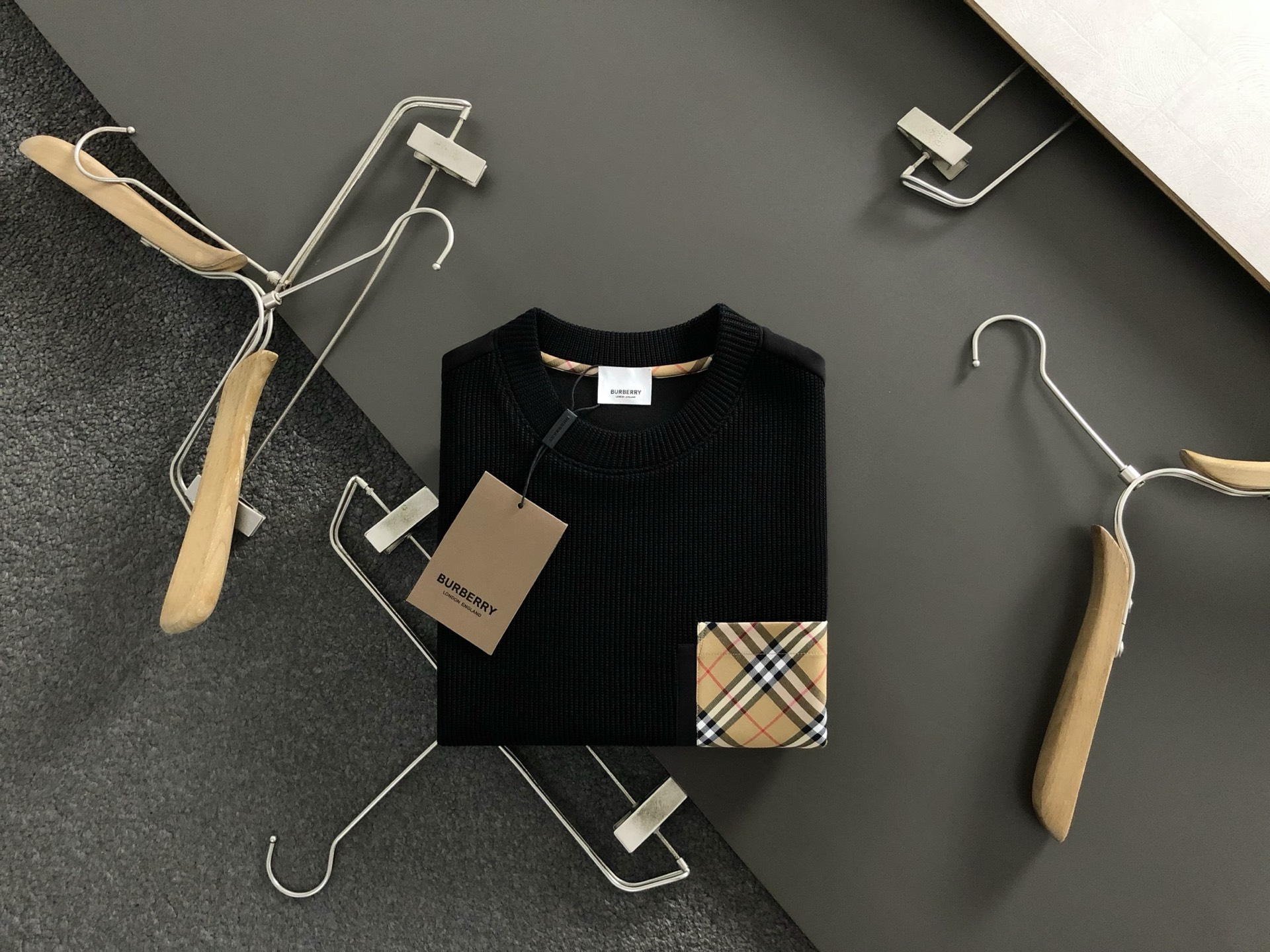 NO:513529,BBR* fitting style M-XXXL 2025 autumn and winter cloud soft series needle plaid pocket fusion knitted fabric gold versatile round neck sweatshirt long sleeves, exquisite craftsmanship counter fabric, top-level elements fusion creation, complete 3 standards, trendy men's fashion, whether it is the comfort of the upper body or the incomparable existence 170-135(M) -150(L) 178-160(XL) 180-170(XXL) 180-180(XXXL) your,,hoodie,sweatshirts,alexander wang19860909BBR*合身版型M-XXXL 2025秋冬云柔系列针格纹口袋融合针织面料金百搭圆领卫衣长袖,精致工艺专柜面料,顶级元素融合打造,3标齐全,潮男时尚,无论是上身舒适度还是都是无可比拟的存在 170-135(M) -150(L) 178-160(XL)180-170(XXL) 180-180(XXXL) your,,hoodie,sweatshirts,alexander wang,Men's clothing