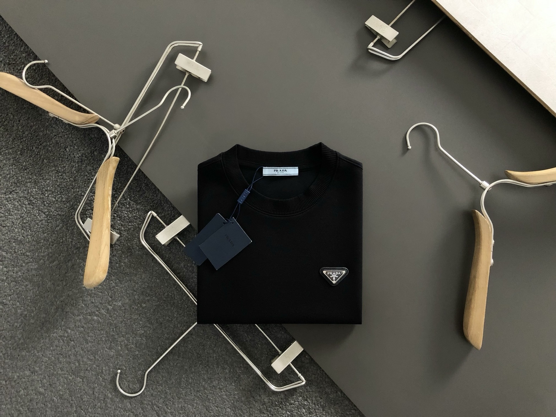 NO:513517,PRAD* fitting style M-XXXL 2025 autumn and winter cloud soft space metal triangle logo fusion splicing style fashionable versatile round neck sweatshirt long sleeves, exquisite craftsmanship counter fabric, top-level elements fusion creation, classic short sleeve 3 logos complete, trendy men's fashion, whether it is the comfort of the upper body or the incomparable existence 170-135(M) -150(L) 178-160(XL) 180-170(XXL) 180-180(XXXL) your,,prada,hoodie,sweatshirts,T-shirt,alexander wang19860909PRAD*合身版型M-XXXL 2025秋冬云柔太空金属三角标融合拼接款时尚百搭圆领卫衣长袖,精致工艺专柜面料,顶级元素融合打造,经典短袖3标齐全,潮男时尚,无论是上身舒适度还是都是无可比拟的存在 170-135(M) -150(L) 178-160(XL)180-170(XXL) 180-180(XXXL) your,,prada,hoodie,sweatshirts,T-shirt,alexander wang,Men's clothing