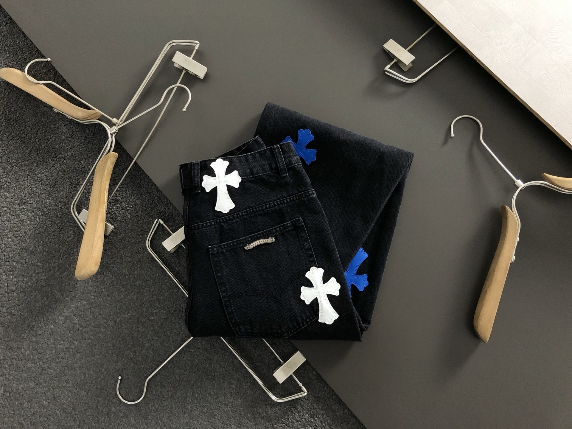 NO:513512,Ch* loose fit S-XXl 25 autumn and winter beef king top-grade wash color cross label signage jeans, exquisite craftsmanship counter fabric, top-grade elements fusion, complete 3 standards, trendy men's fashion, whether it is the comfort of the upper body or incomparable, jeans, alexander wang19860909Ch*宽松版型S-XXl 25秋冬牛王顶级水洗彩色十字贴标标牌牛仔裤,精致工艺专柜面料,顶级元素融合打造,3标齐全,潮男时尚,无论是上身舒适度还是都是无可比拟,,jeans,alexander wang,Men's clothing