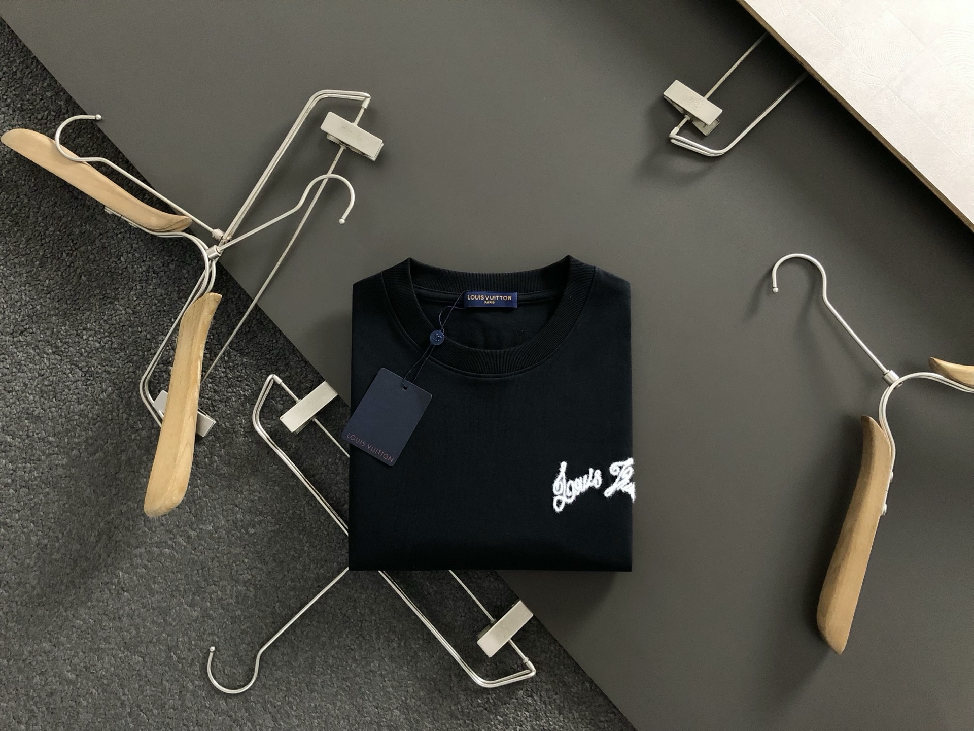 NO:513520,L brand * fit style S-Xl 25 spring and summer top plush embroidered trendy brand short sleeves, exquisite craftsmanship counter fabric, top-level elements fusion, complete 3 standards, trendy men's fashion, whether it is the comfort of the upper body or the incomparable existence, it can be said to be a must-have for summer 170-135(s)-150(M) 178-160(L)180-170(XL) 180-180(XXL),,T-shirt,alexander wang19860909L牌*合身版型S-Xl 25春夏顶级毛绒刺绣潮牌短袖,精致工艺专柜面料,顶级元素融合打造,3标齐全,潮男时尚,无论是上身舒适度还是都是无可比拟的存在,可以说是夏日必备 170-135(s)-150(M) 178-160(L)180-170(XL) 180-180(XXL),,T-shirt,alexander wang,Men's clothing