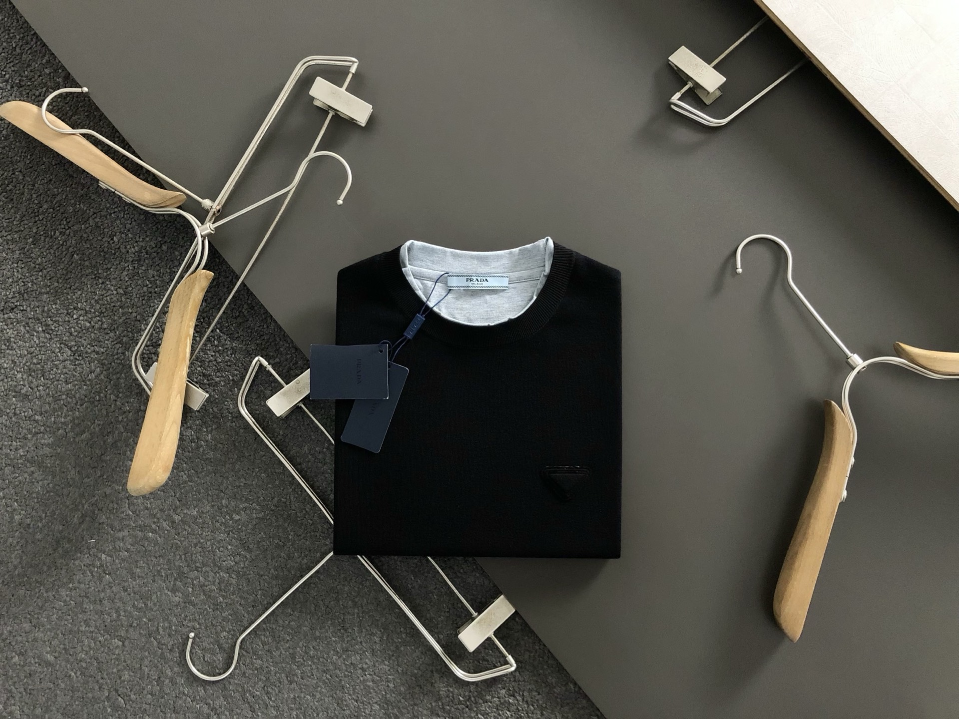 NO:513523,PRAD* fitting style M-XXXL 2025 autumn and winter black and gray color-blocked double-layer neckline triangle logo fusion wool short sleeves, exquisite craftsmanship counter fabric, top-level elements fusion creation, classic short sleeve 3 logos complete, trendy men's fashion, whether it is the comfort of the upper body or the incomparable existence 170-135(M) -150(L) 178-(XL)180-170(XXL) 180-180(XXXL) your,,prada,T-shirt,alexander wang19860909PRAD*合身版型M-XXXL 2025秋冬黑灰拼色双层领口三角标融合羊毛短袖,精致工艺专柜面料,顶级元素融合打造,经典短袖3标齐全,潮男时尚,无论是上身舒适度还是都是无可比拟的存在 170-135(M) -150(L) 178-(XL)180-170(XXL) 180-180(XXXL) your,,prada,T-shirt,alexander wang,Men's clothing