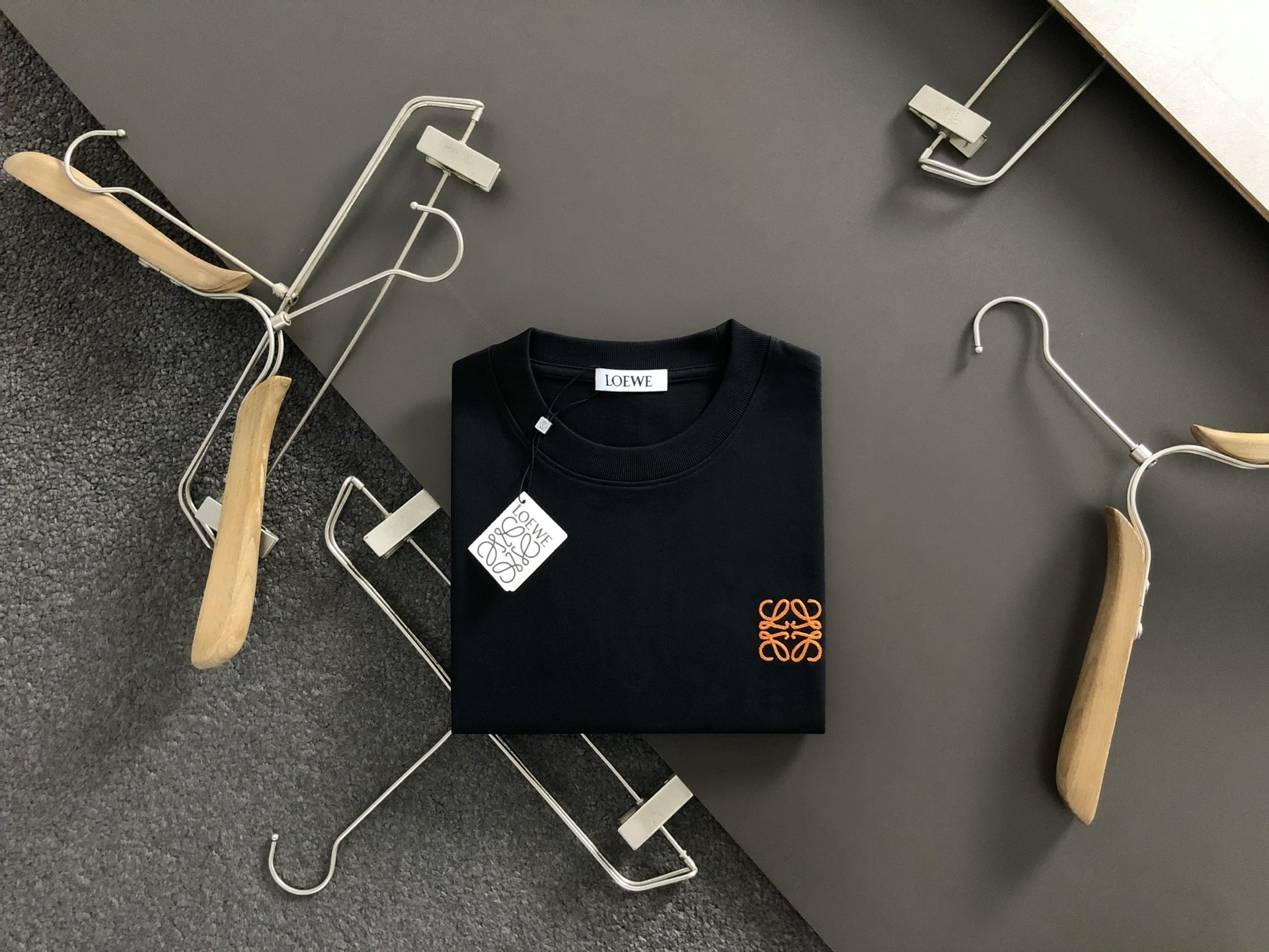 NO:513532,LOW* fit style S-Xl 25 spring and summer top orange embroidery trendy brand short sleeves, exquisite craftsmanship counter fabric, top-level elements fusion, complete 3 standards, trendy men's fashion, whether it is the comfort of the upper body or the incomparable existence, it can be said to be a must-have for summer 170-135(s)-150(M) 178-160(L)180-170(XL) 180-180(XXL),,T-shirt,alexander wang19860909LOW*合身版型S-Xl 25春夏顶级橘色刺绣潮牌短袖,精致工艺专柜面料,顶级元素融合打造,3标齐全,潮男时尚,无论是上身舒适度还是都是无可比拟的存在,可以说是夏日必备 170-135(s)-150(M) 178-160(L)180-170(XL) 180-180(XXL),,T-shirt,alexander wang,Men's clothing