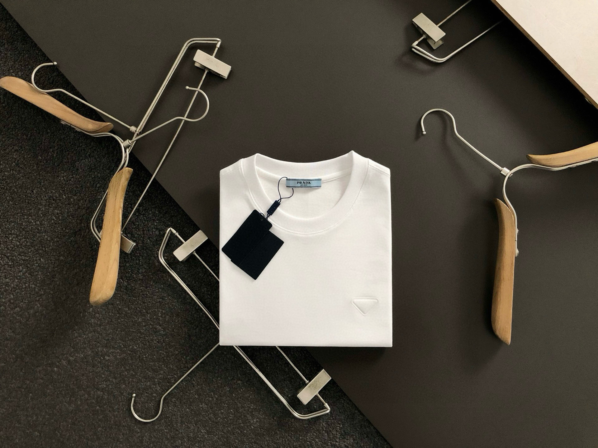 NO:513535,PRAD* fitting style M-XXXL 25 spring and summer top black zipper decorative pocket fusion arm metal triangle label pocket style heavy classic short sleeves, exquisite craftsmanship counter fabric, top-level elements fusion creation, classic short sleeve 3 standards complete, trendy men's fashion, whether it is the comfort of the upper body or the incomparable existence, it can be said to be a must-have for summer 170-135(M) -(L) 178-160(XL) 180-170(XXL) 180-180(XXXL),,prada,T-shirt,alexander wang19860909PRAD*合身版型M-XXXL 25春夏顶级黑色拉链装饰口袋融合手臂金属三角标口袋款重磅经典短袖,精致工艺专柜面料,顶级元素融合打造,经典短袖3标齐全,潮男时尚,无论是上身舒适度还是都是无可比拟的存在,可以说是夏日必备 170-135(M) -(L) 178-160(XL)180-170(XXL) 180-180(XXXL),,prada,T-shirt,alexander wang,Men's clothing