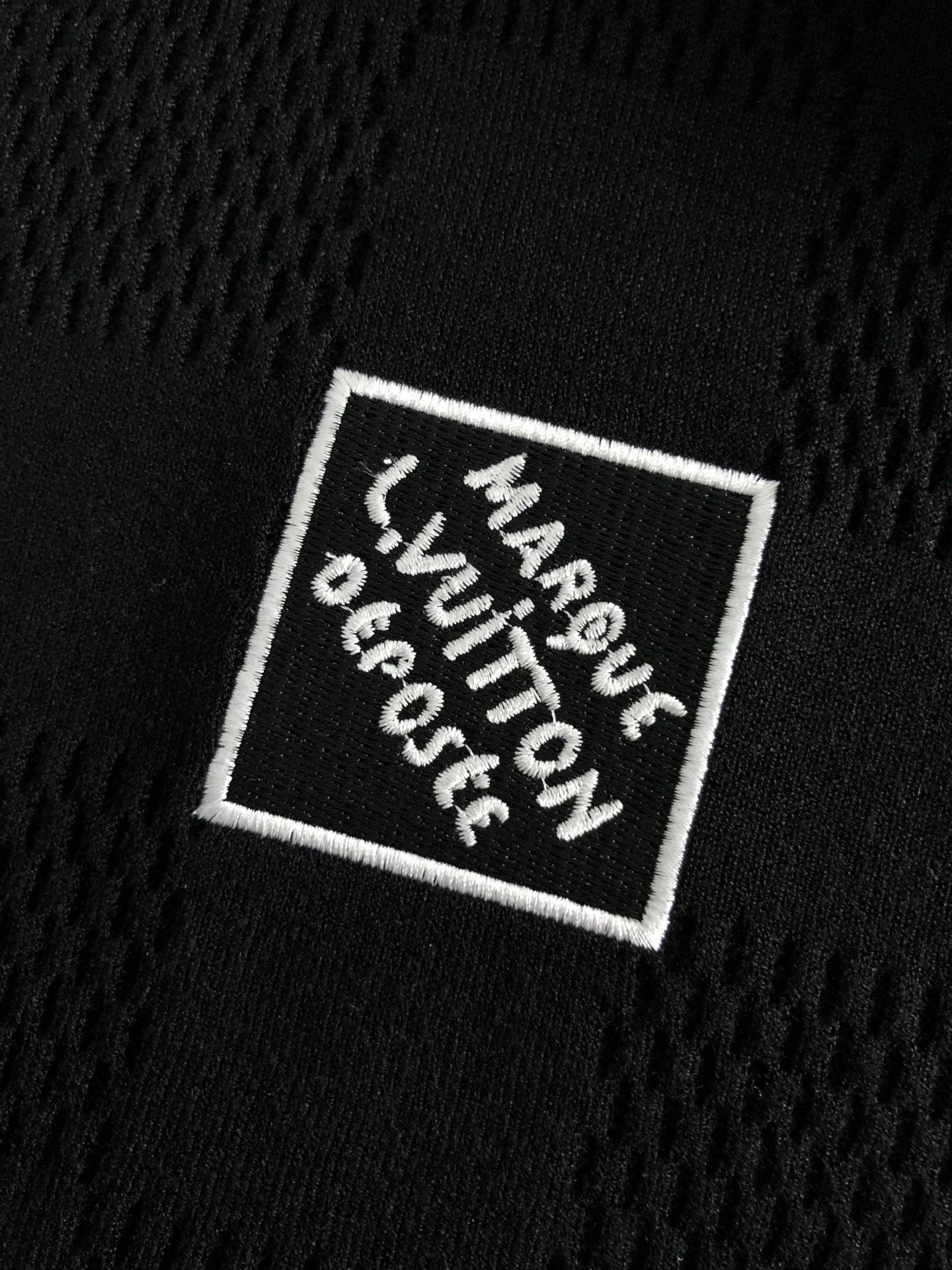  L牌*合身版型M-XXXL
2025秋冬棋盘格提花刺绣字母羊毛短袖，精致工艺专柜面料，顶级元素融合打造