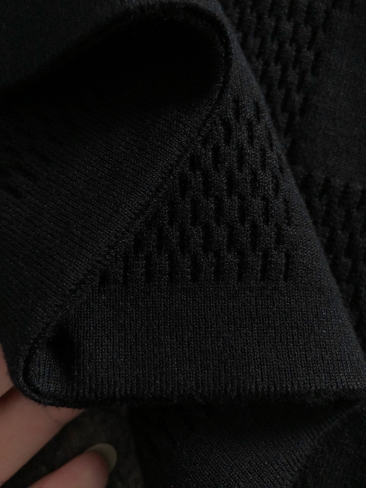  L牌*合身版型M-XXXL
2025秋冬棋盘格提花刺绣字母羊毛短袖，精致工艺专柜面料，顶级元素融合打造