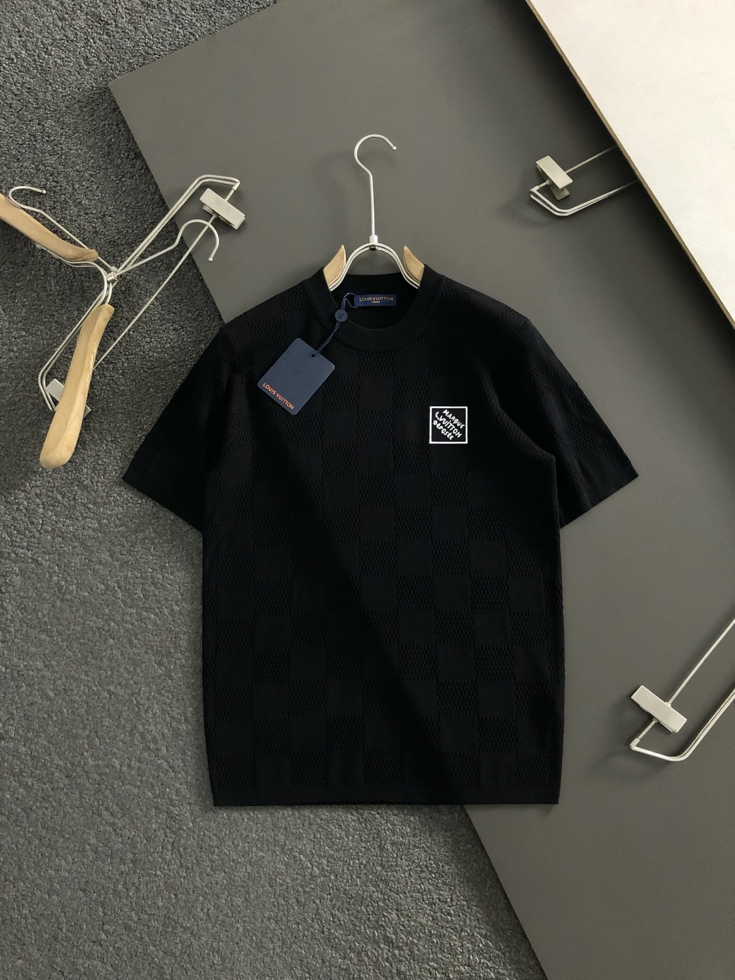  L牌*合身版型M-XXXL
2025秋冬棋盘格提花刺绣字母羊毛短袖，精致工艺专柜面料，顶级元素融合打造