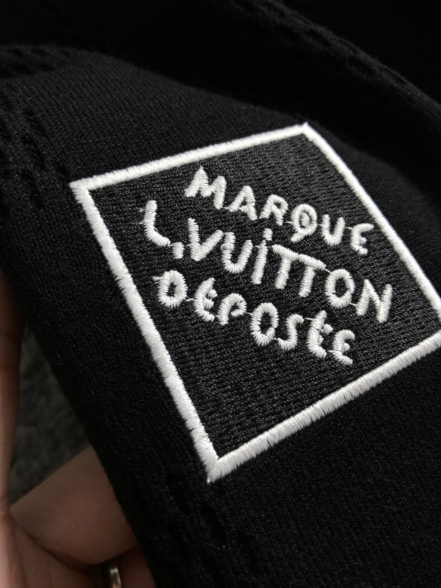  L牌*合身版型M-XXXL
2025秋冬棋盘格提花刺绣字母羊毛短袖，精致工艺专柜面料，顶级元素融合打造