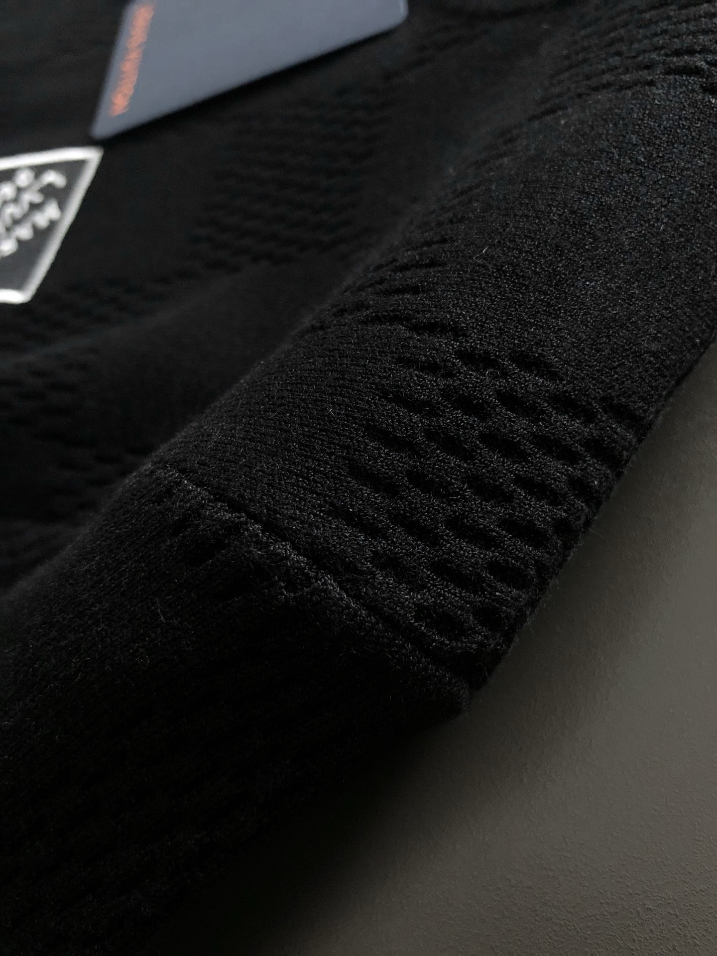  L牌*合身版型M-XXXL
2025秋冬棋盘格提花刺绣字母羊毛短袖，精致工艺专柜面料，顶级元素融合打造