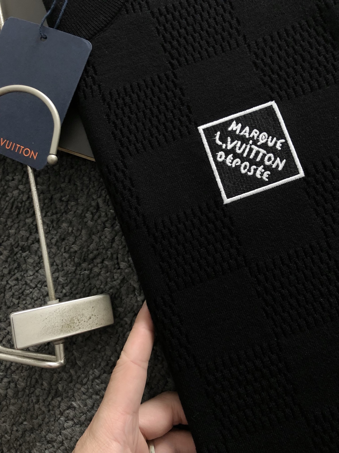  L牌*合身版型M-XXXL
2025秋冬棋盘格提花刺绣字母羊毛短袖，精致工艺专柜面料，顶级元素融合打造