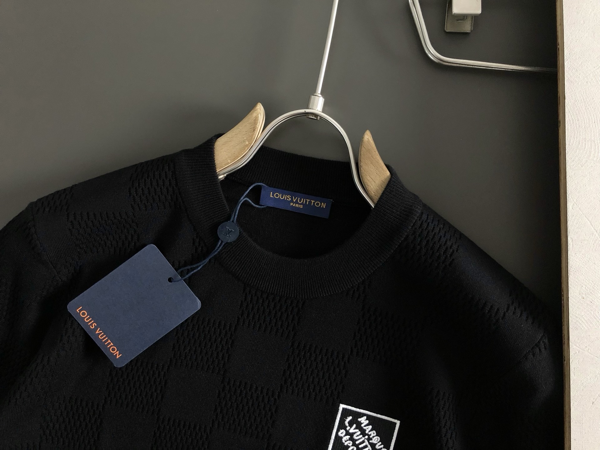  L牌*合身版型M-XXXL
2025秋冬棋盘格提花刺绣字母羊毛短袖，精致工艺专柜面料，顶级元素融合打造