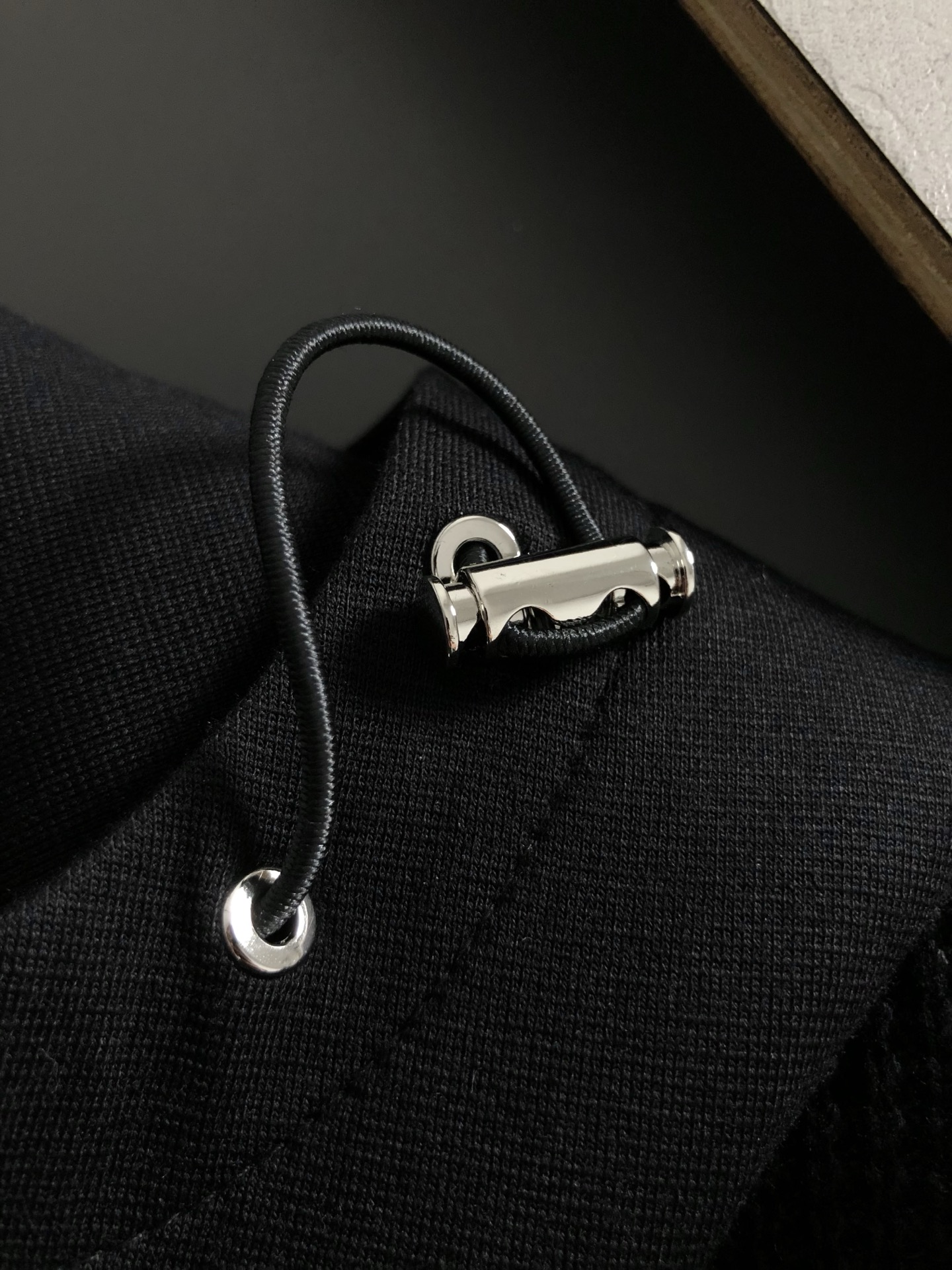  PRAD*合身版型M-XXXL
25秋冬最顶级纯色百搭金属三角标针织拼接连帽马甲，顶级工艺针织面料融合