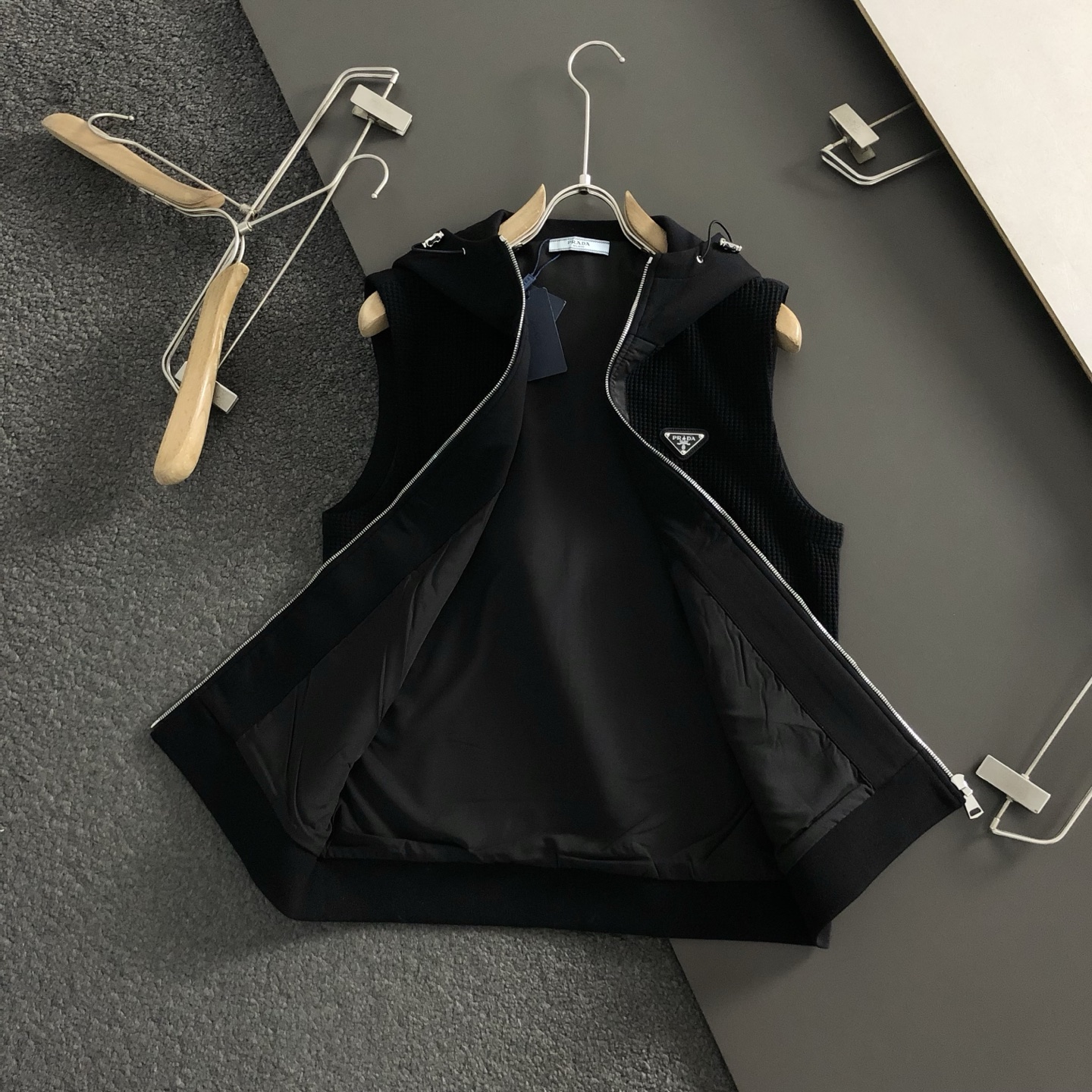  PRAD*合身版型M-XXXL
25秋冬最顶级纯色百搭金属三角标针织拼接连帽马甲，顶级工艺针织面料融合