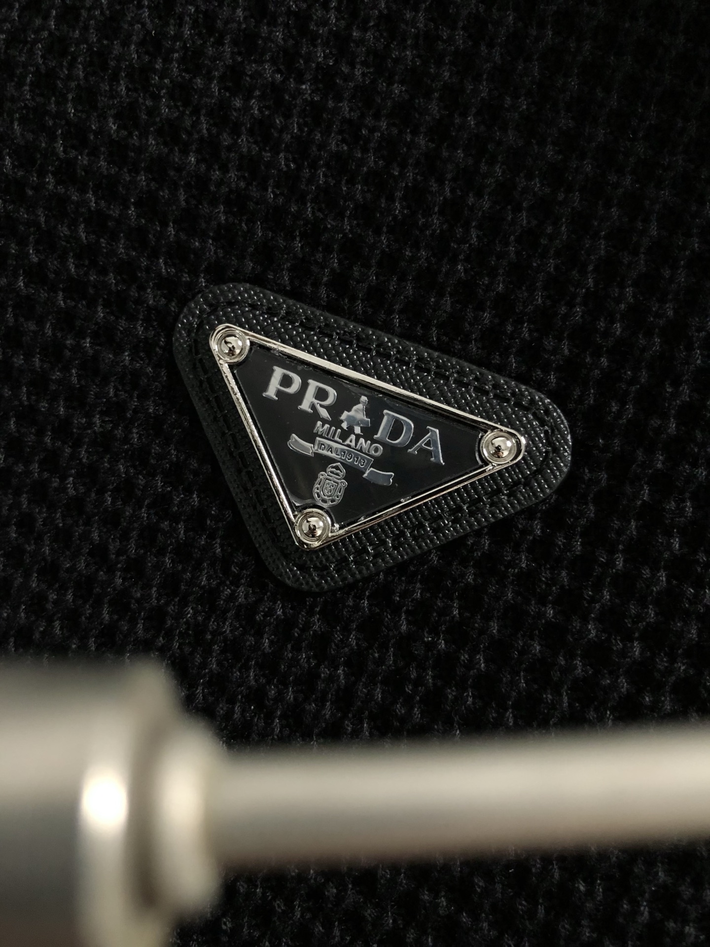  PRAD*合身版型M-XXXL
25秋冬最顶级纯色百搭金属三角标针织拼接连帽马甲，顶级工艺针织面料融合