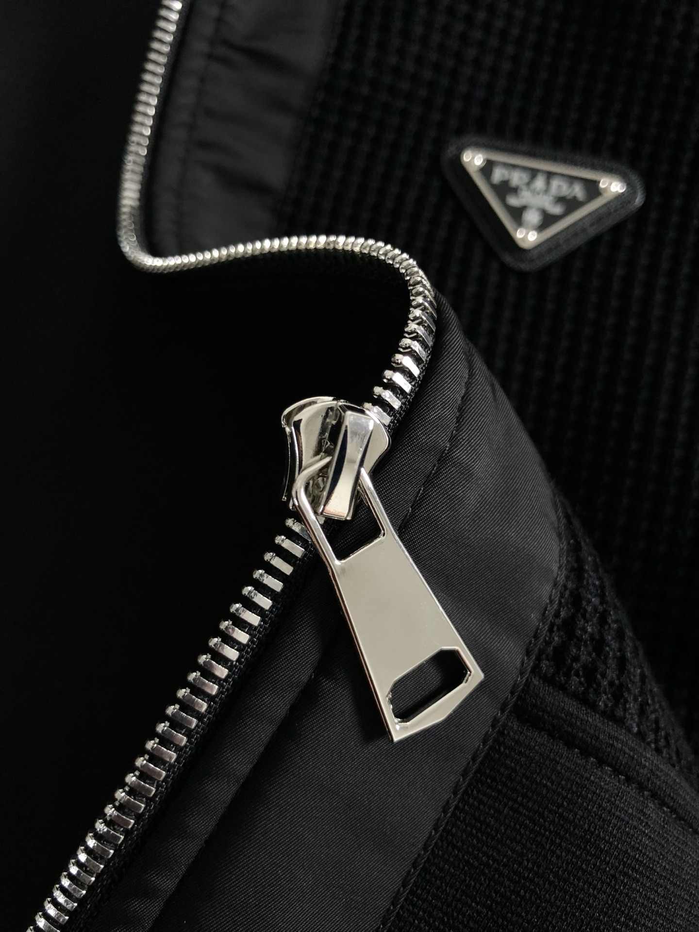  PRAD*合身版型M-XXXL
25秋冬最顶级纯色百搭金属三角标针织拼接连帽马甲，顶级工艺针织面料融合