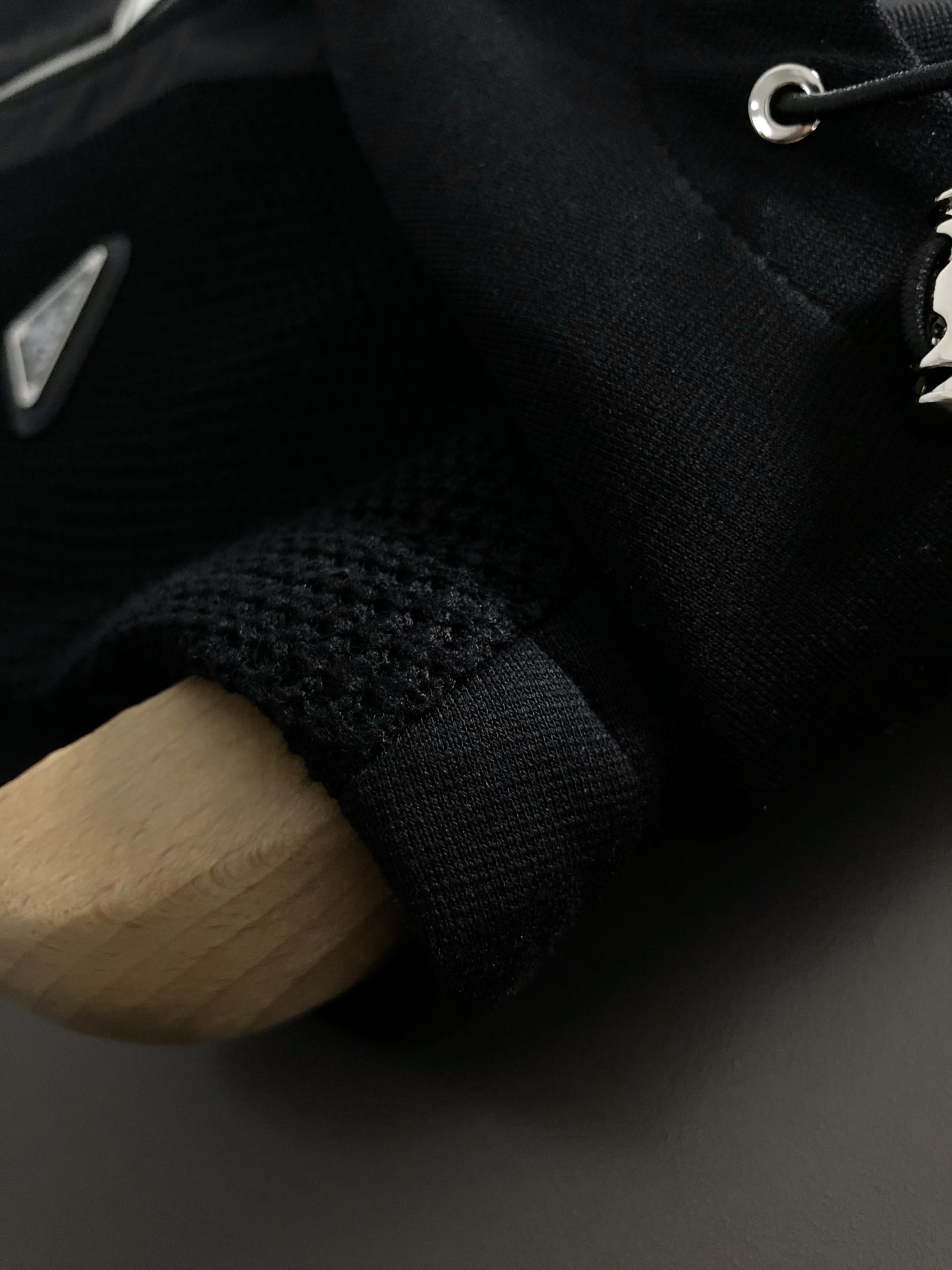  PRAD*合身版型M-XXXL
25秋冬最顶级纯色百搭金属三角标针织拼接连帽马甲，顶级工艺针织面料融合