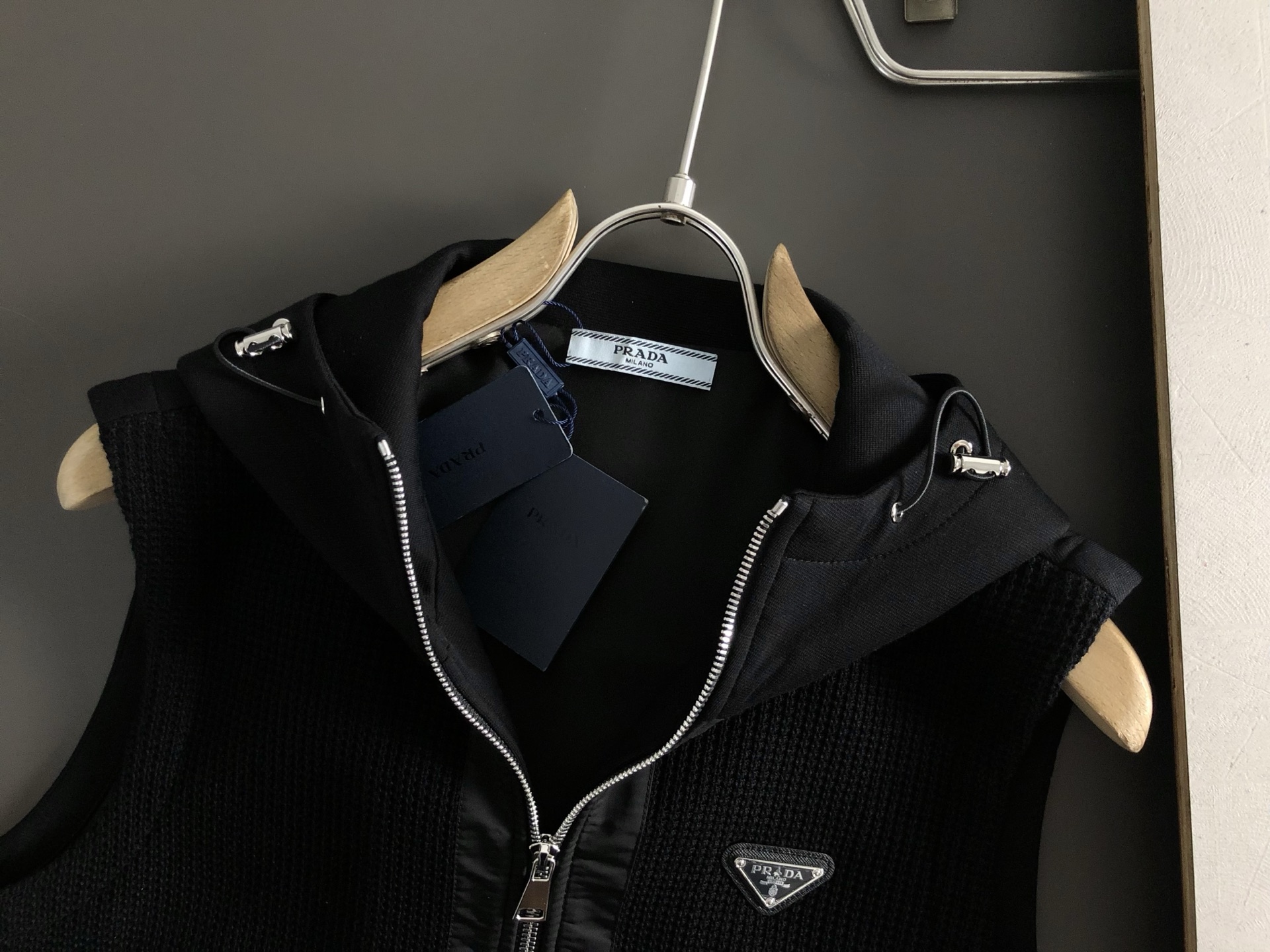  PRAD*合身版型M-XXXL
25秋冬最顶级纯色百搭金属三角标针织拼接连帽马甲，顶级工艺针织面料融合