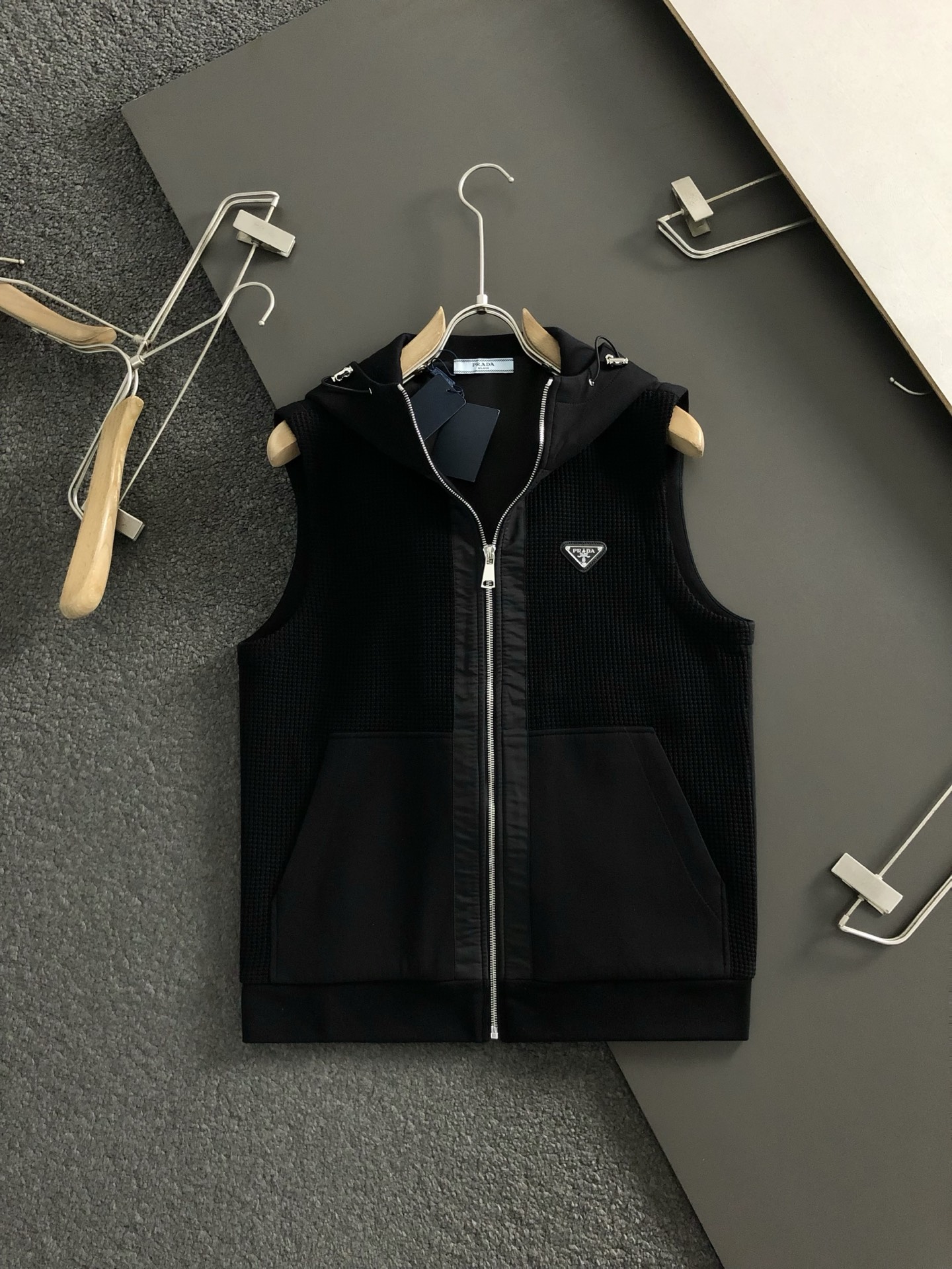 NO:514633,PRAD* fit style M-XXXL 25 autumn and winter top solid color versatile metal triangle knitted splicing hooded vest, top craft knitted fabric fusion metal hardware auxiliary zipper cardigan vest, top fashion versatile model, imported fabric, top high craft style, super good, durable and comfortable size M-XXXL,,prada,hats,alexander wang19860909PRAD*合身版型M-XXXL 25秋冬最顶级纯色百搭金属三角标针织拼接连帽马甲,顶级工艺针织面料融合金属五金辅料拉链开衫马甲,顶级时尚百搭款,进口面料,顶级高工艺版型超好,耐穿又舒适尺码M-XXXL,,prada,hats,alexander wang,Men's clothing