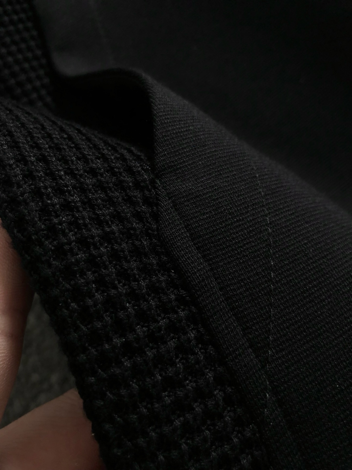  PRAD*合身版型M-XXXL
25秋冬最顶级纯色百搭金属三角标针织拼接连帽马甲，顶级工艺针织面料融合