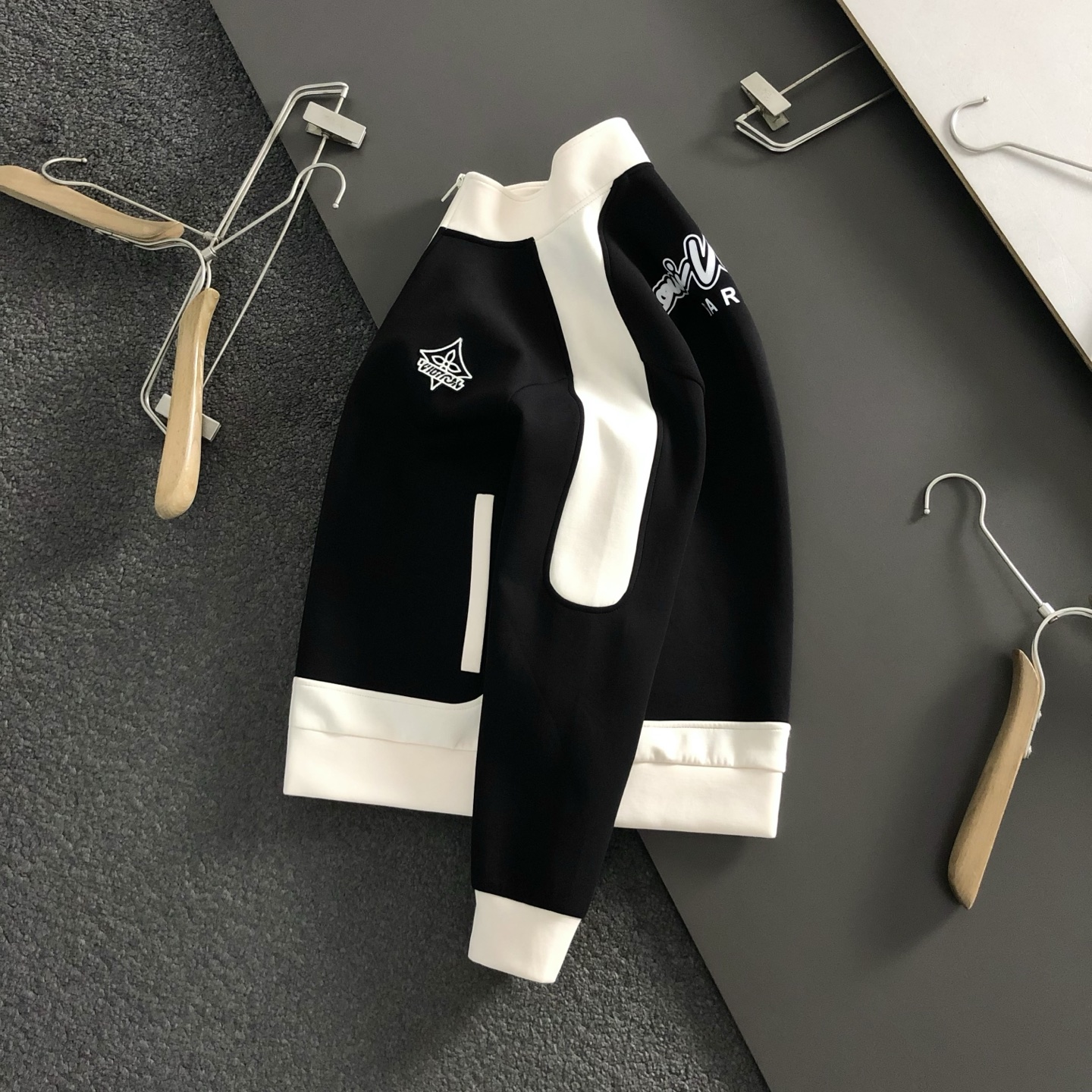 NO:514626,L brand* fitting M-XXXL 2025 autumn and winter cloud black rice color-blocking misplaced letter embroidery stand collar jacket, back patch embroidery fusion, exquisite craftsmanship counter fabric, top-level elements fusion creation, 3 standards, trendy men's fashion, whether it is the comfort of the upper body or the incomparable existence 170-135(M) -150(L) 178-160(XL) 180-170(XXL) 180-180(XXXL) your,,jackets & coats,alexander wang19860909L牌*合身版型M-XXXL 2025秋冬云黑米拼色错位字母刺绣立领外套,后幅贴布绣融合,精致工艺专柜面料,顶级元素融合打造,3标齐全,潮男时尚,无论是上身舒适度还是都是无可比拟的存在 170-135(M) -150(L) 178-160(XL)180-170(XXL) 180-180(XXXL) your,,jackets & coats,alexander wang,Men's clothing