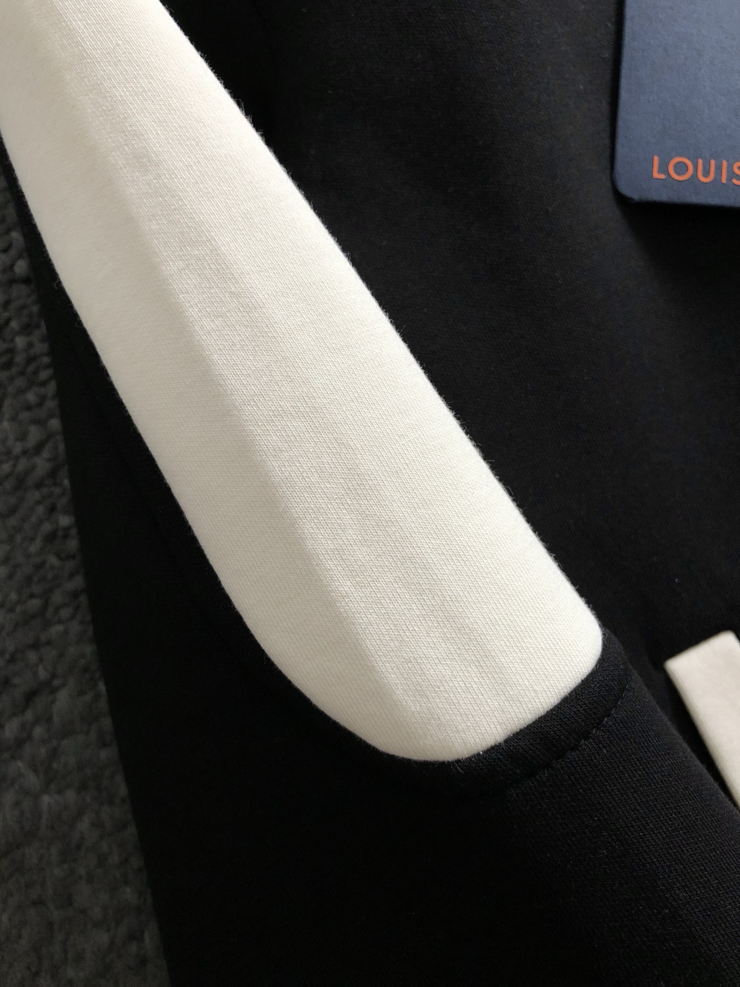  L牌*合身版型M-XXXL
2025秋冬云黑米拼色错位字母刺绣立领外套，后幅贴布绣融合，精致工艺专柜面