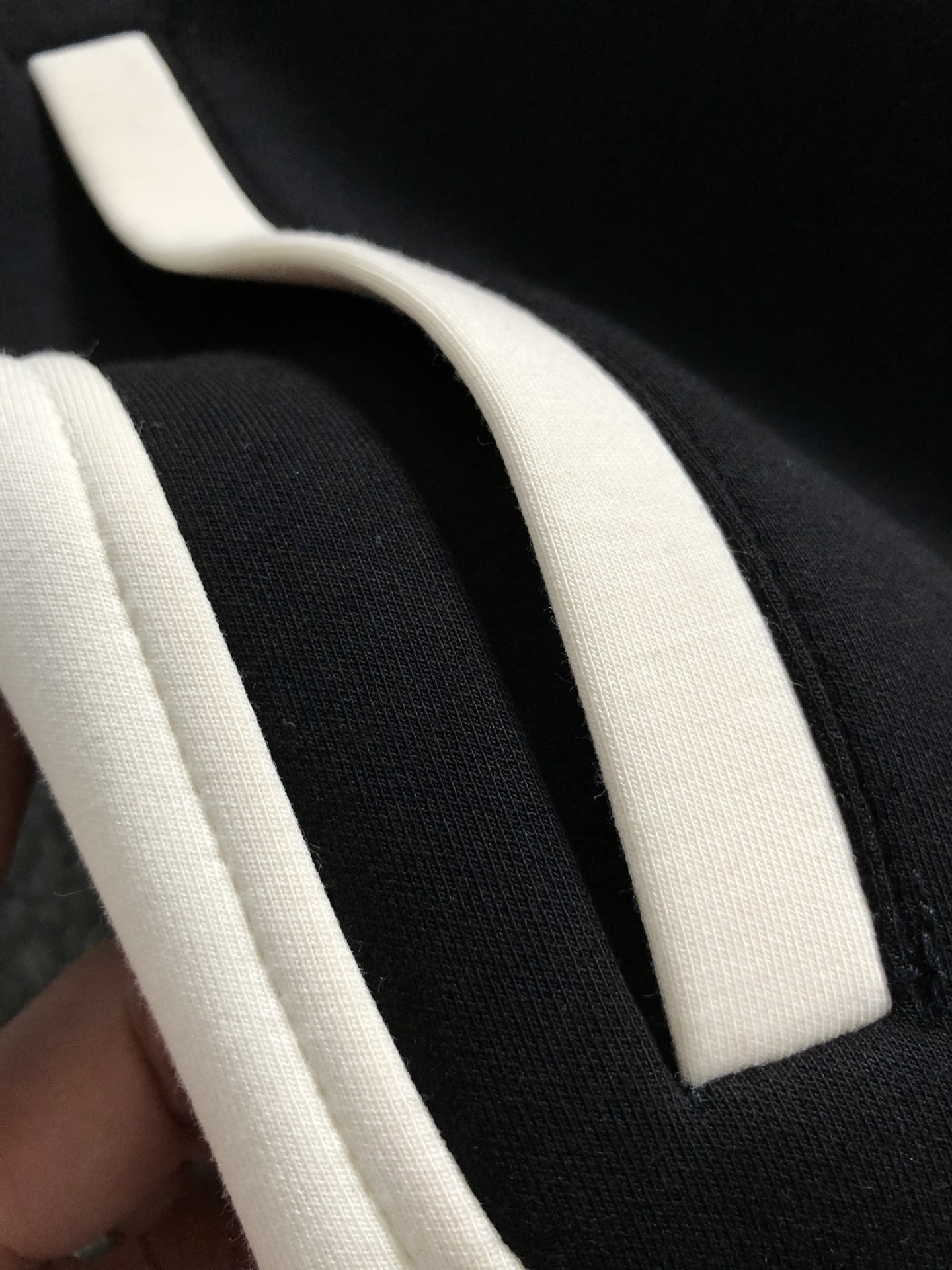  L牌*合身版型M-XXXL
2025秋冬云黑米拼色错位字母刺绣立领外套，后幅贴布绣融合，精致工艺专柜面