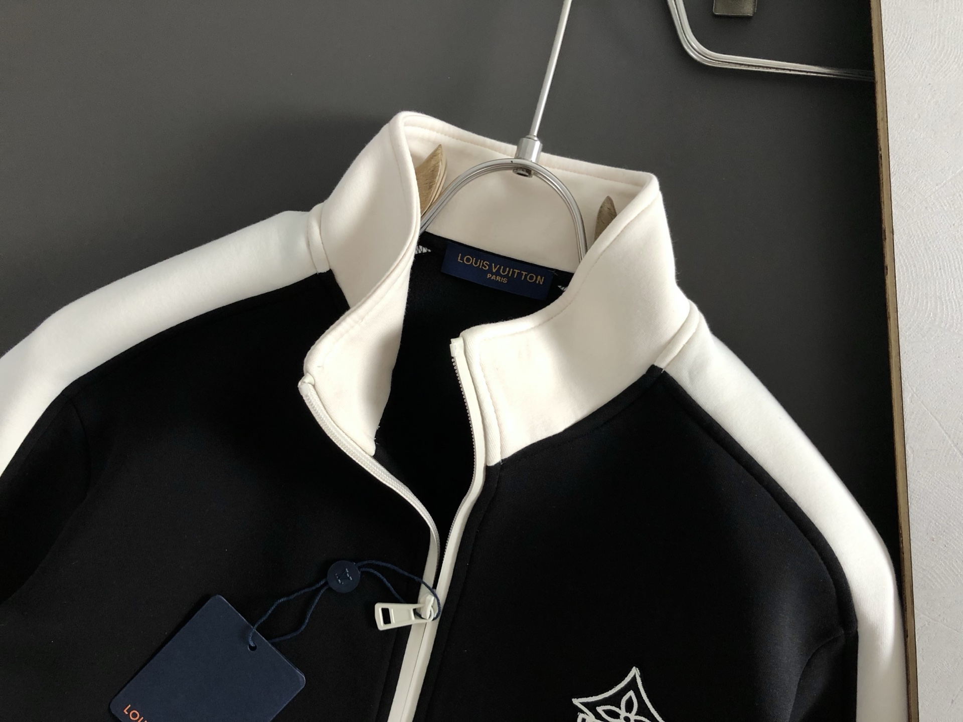  L牌*合身版型M-XXXL
2025秋冬云黑米拼色错位字母刺绣立领外套，后幅贴布绣融合，精致工艺专柜面