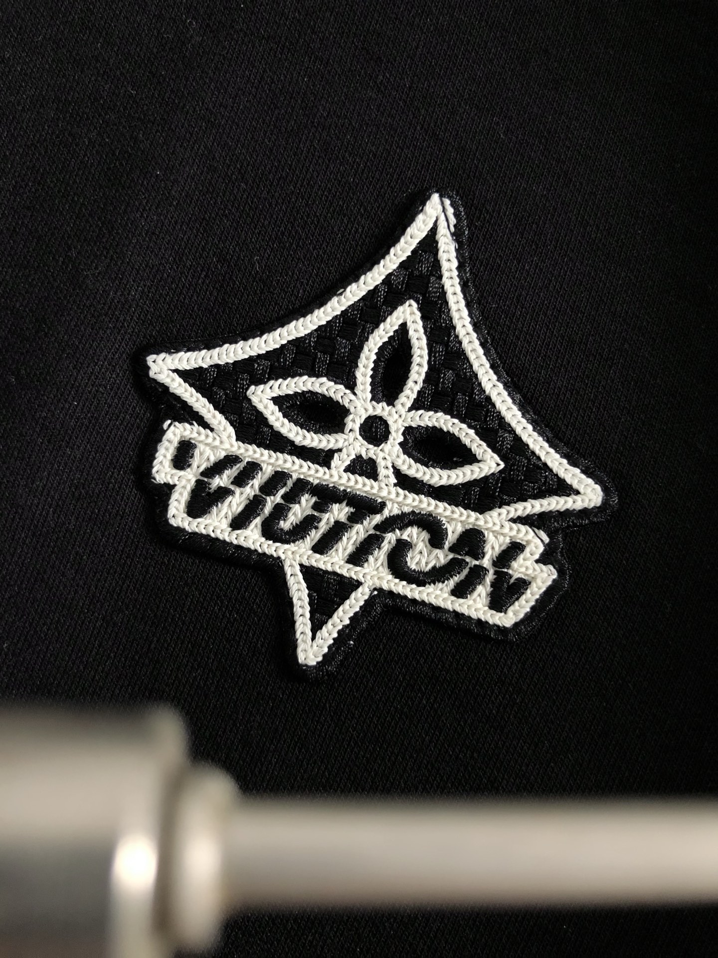  L牌*合身版型M-XXXL
2025秋冬云黑米拼色错位字母刺绣立领外套，后幅贴布绣融合，精致工艺专柜面