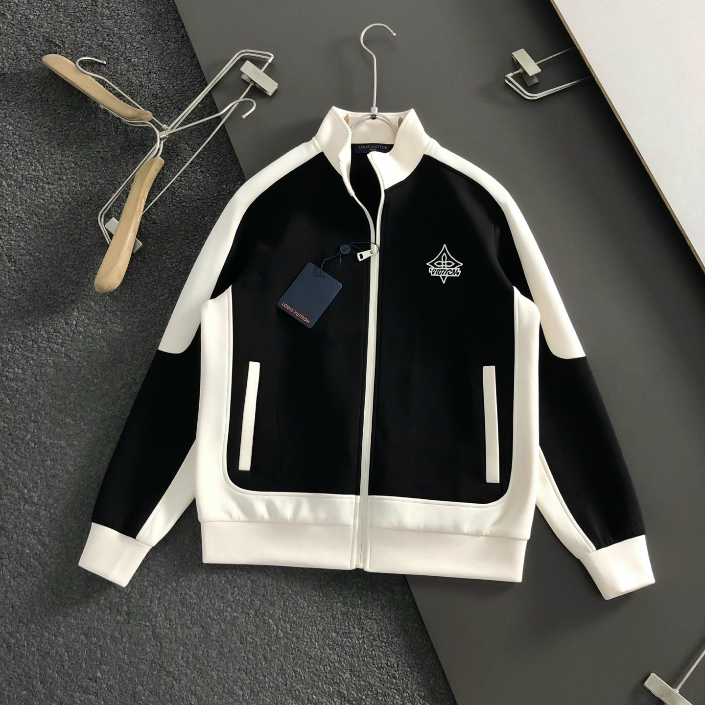  L牌*合身版型M-XXXL
2025秋冬云黑米拼色错位字母刺绣立领外套，后幅贴布绣融合，精致工艺专柜面