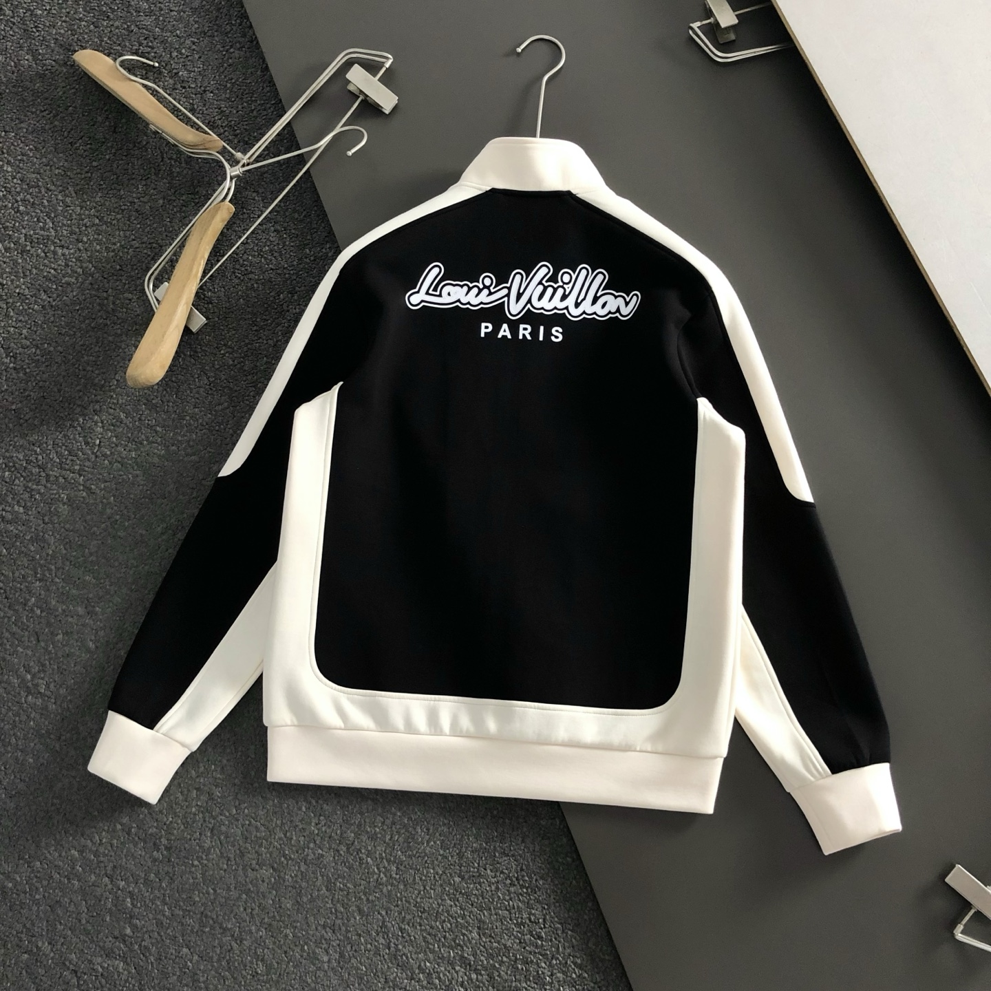  L牌*合身版型M-XXXL
2025秋冬云黑米拼色错位字母刺绣立领外套，后幅贴布绣融合，精致工艺专柜面