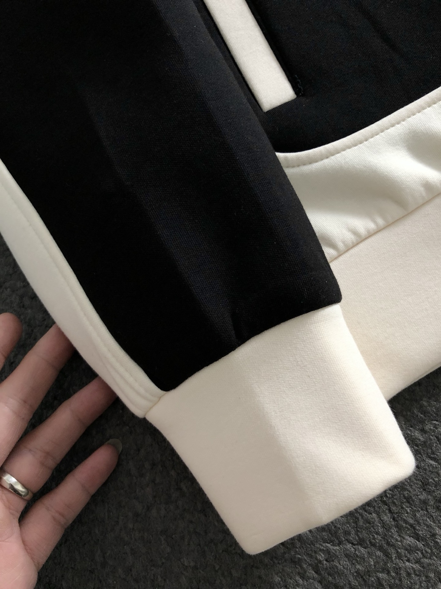  L牌*合身版型M-XXXL
2025秋冬云黑米拼色错位字母刺绣立领外套，后幅贴布绣融合，精致工艺专柜面