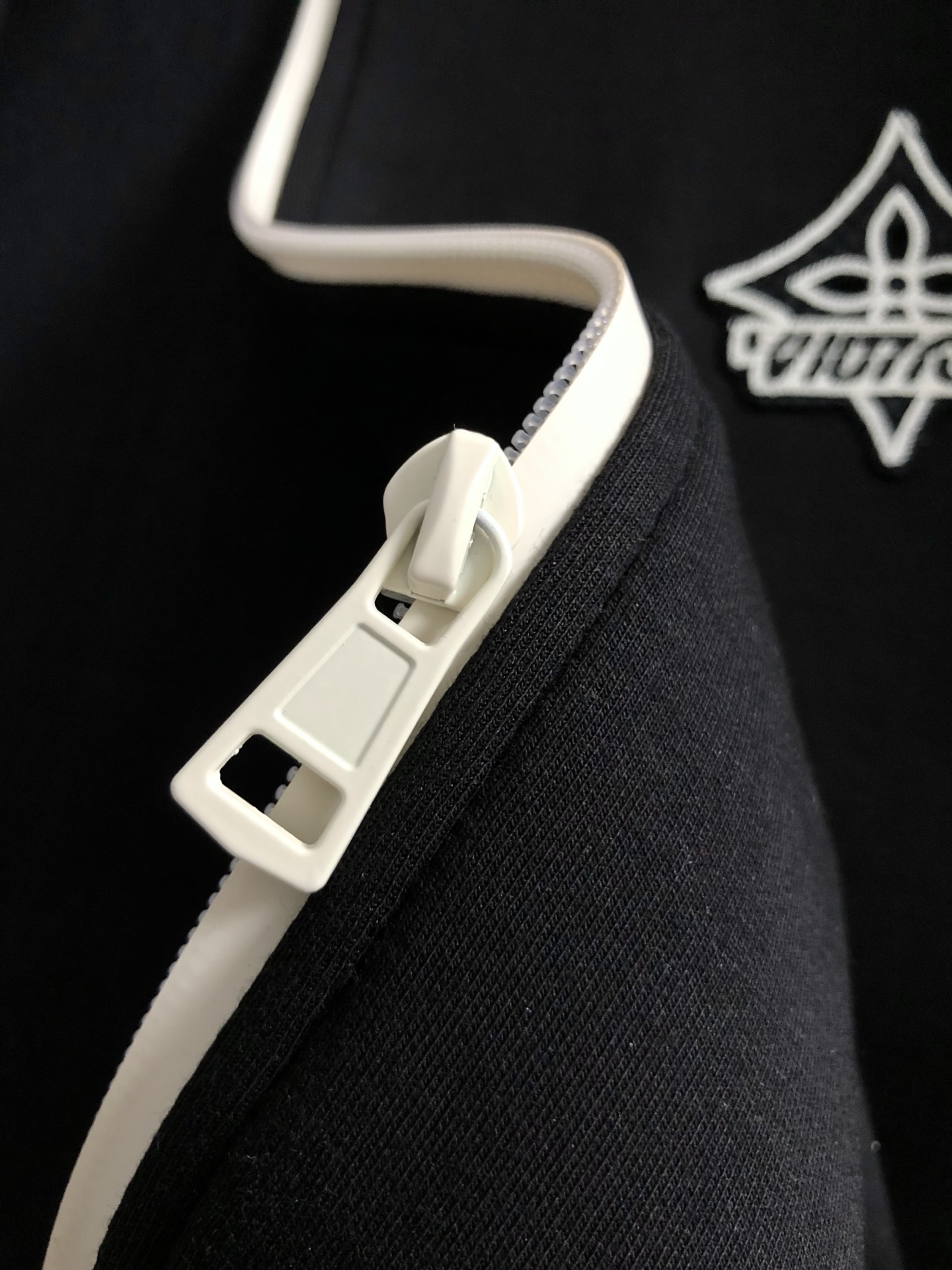  L牌*合身版型M-XXXL
2025秋冬云黑米拼色错位字母刺绣立领外套，后幅贴布绣融合，精致工艺专柜面