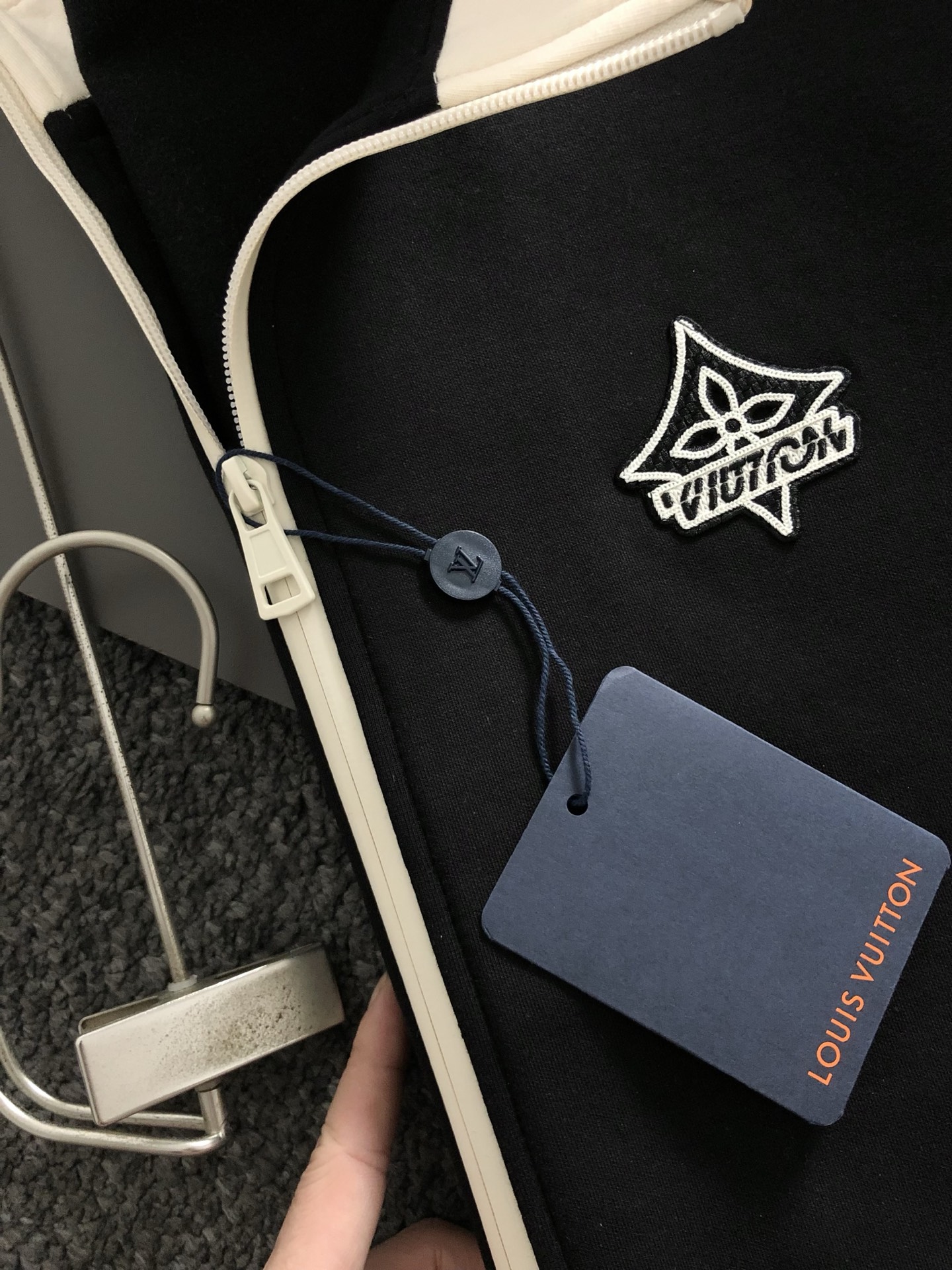  L牌*合身版型M-XXXL
2025秋冬云黑米拼色错位字母刺绣立领外套，后幅贴布绣融合，精致工艺专柜面