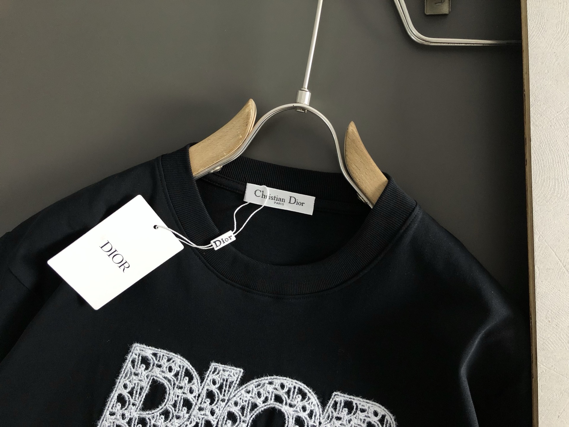  Dir*合身版型S-Xl
25春夏顶级毛绒刺绣潮牌短袖，精致工艺专柜面料，顶级元素融合打造，3标齐全，