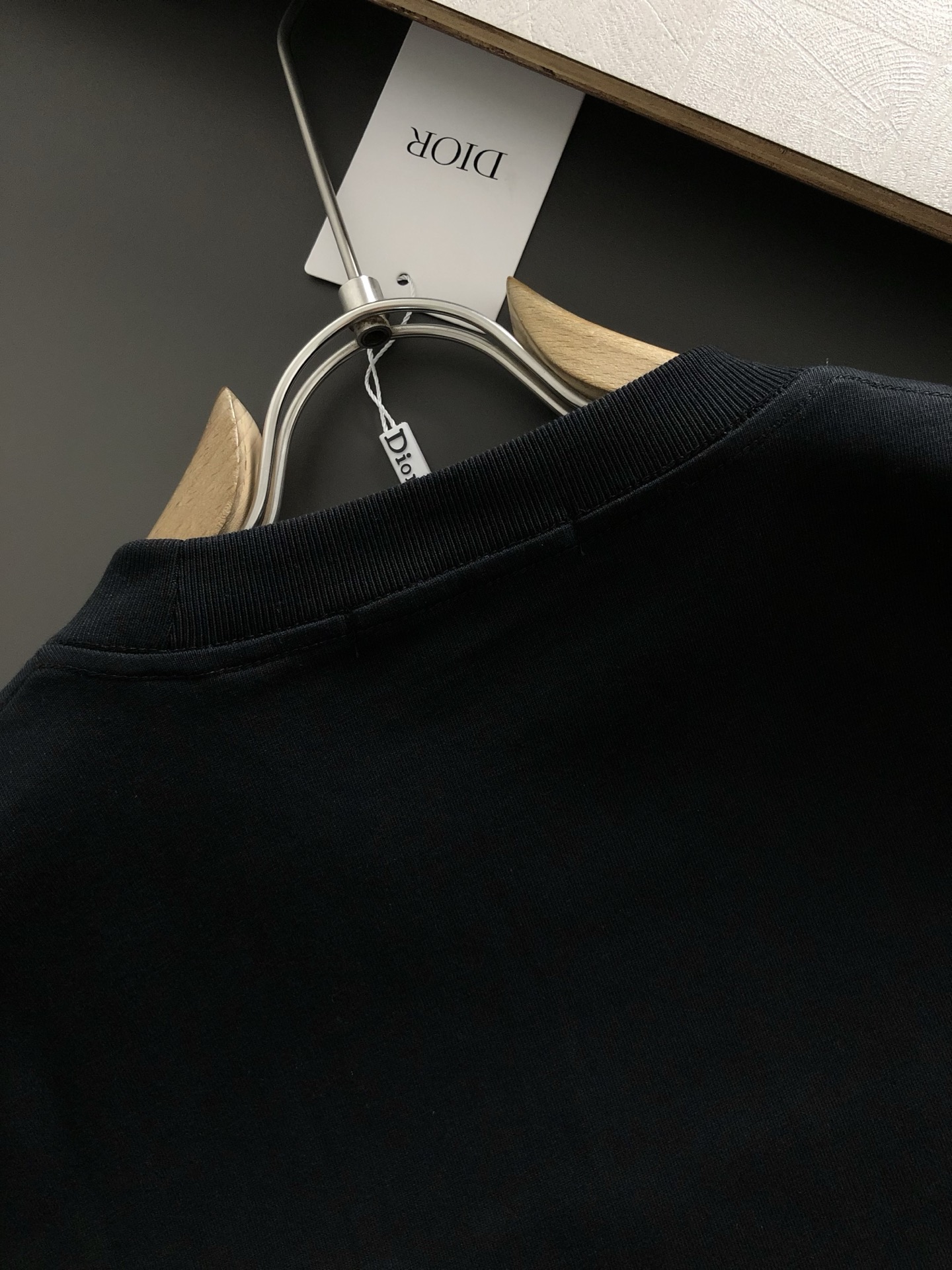  Dir*合身版型S-Xl
25春夏顶级毛绒刺绣潮牌短袖，精致工艺专柜面料，顶级元素融合打造，3标齐全，