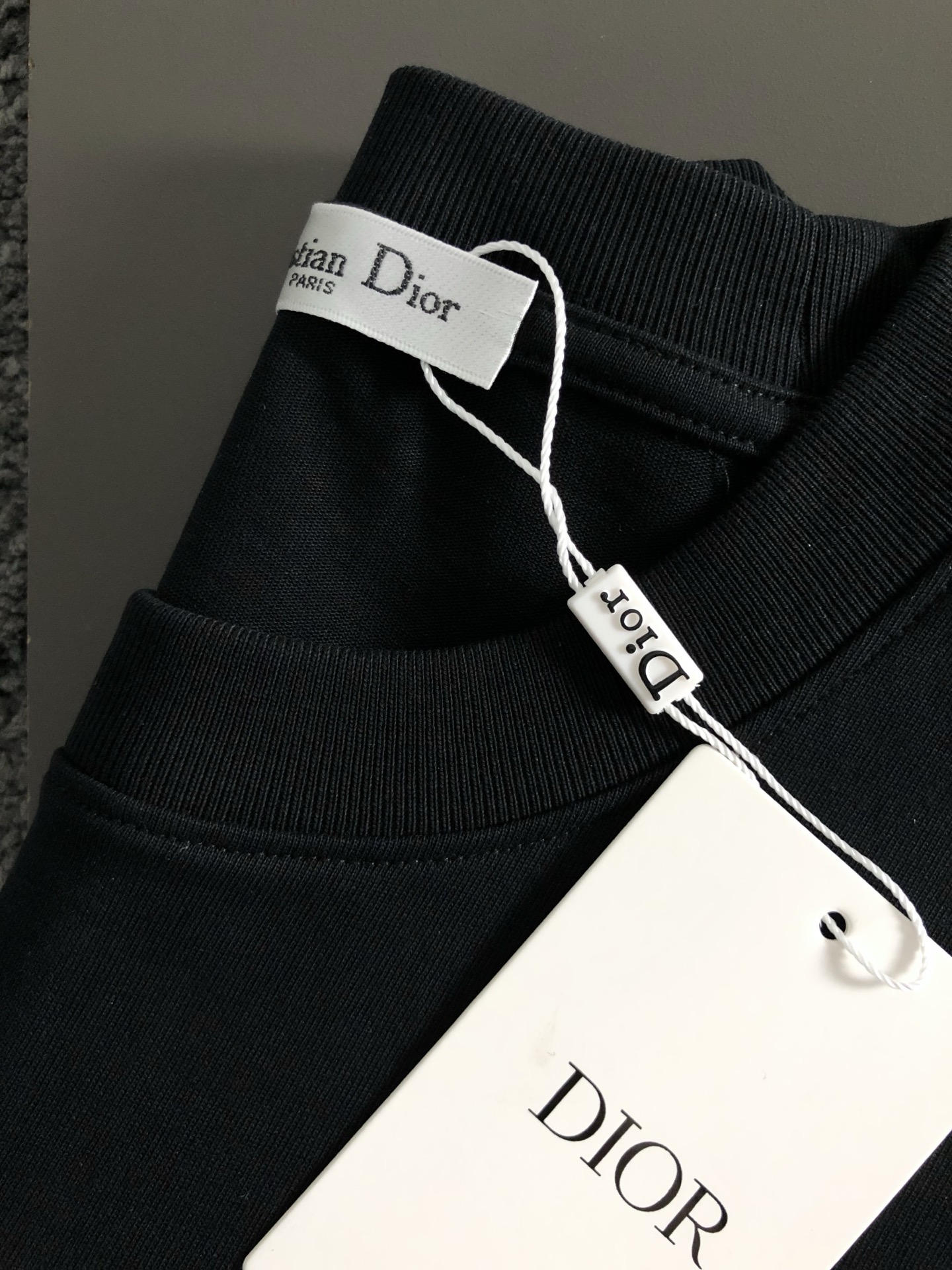  Dir*合身版型S-Xl
25春夏顶级毛绒刺绣潮牌短袖，精致工艺专柜面料，顶级元素融合打造，3标齐全，