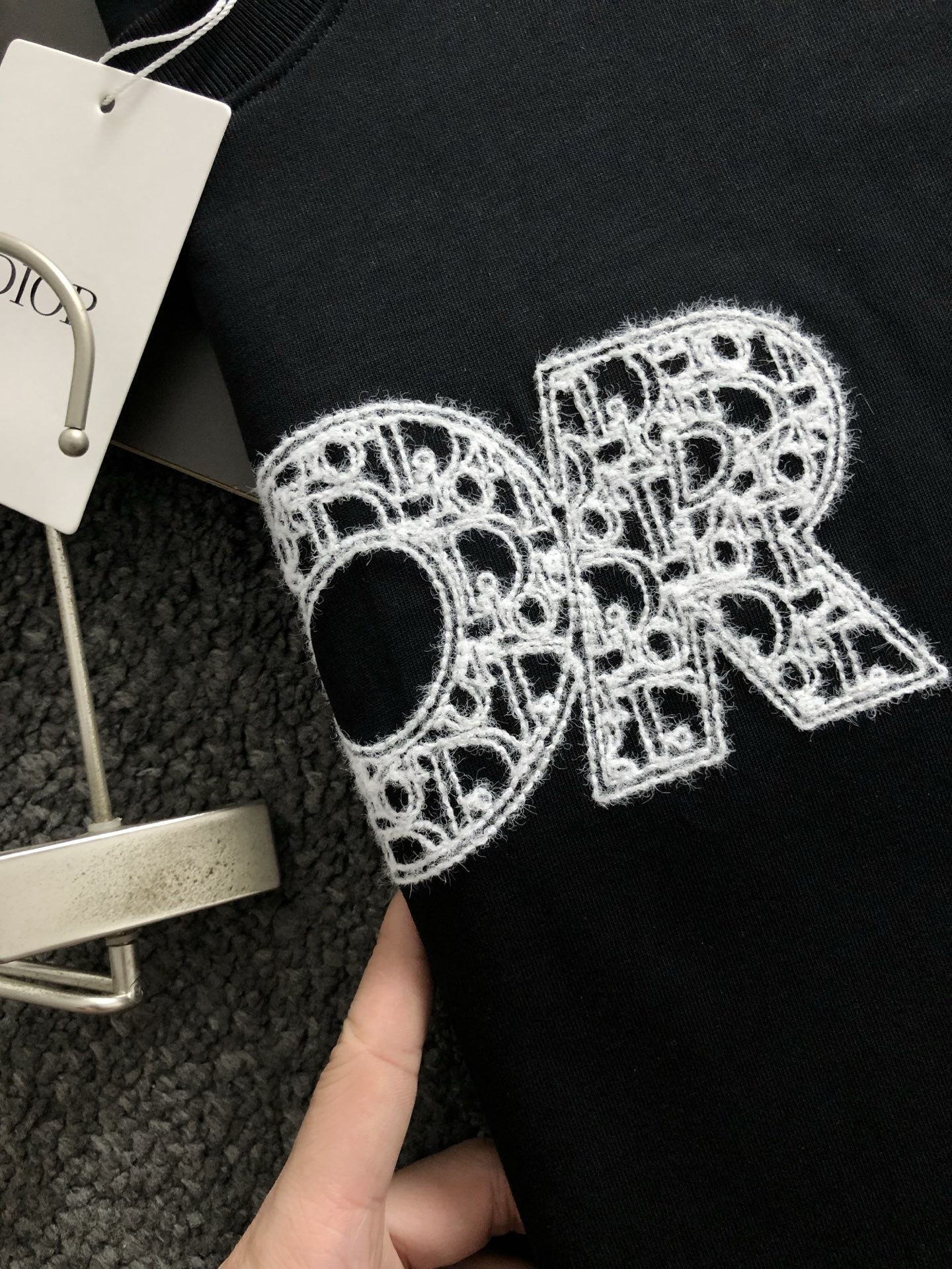  Dir*合身版型S-Xl
25春夏顶级毛绒刺绣潮牌短袖，精致工艺专柜面料，顶级元素融合打造，3标齐全，