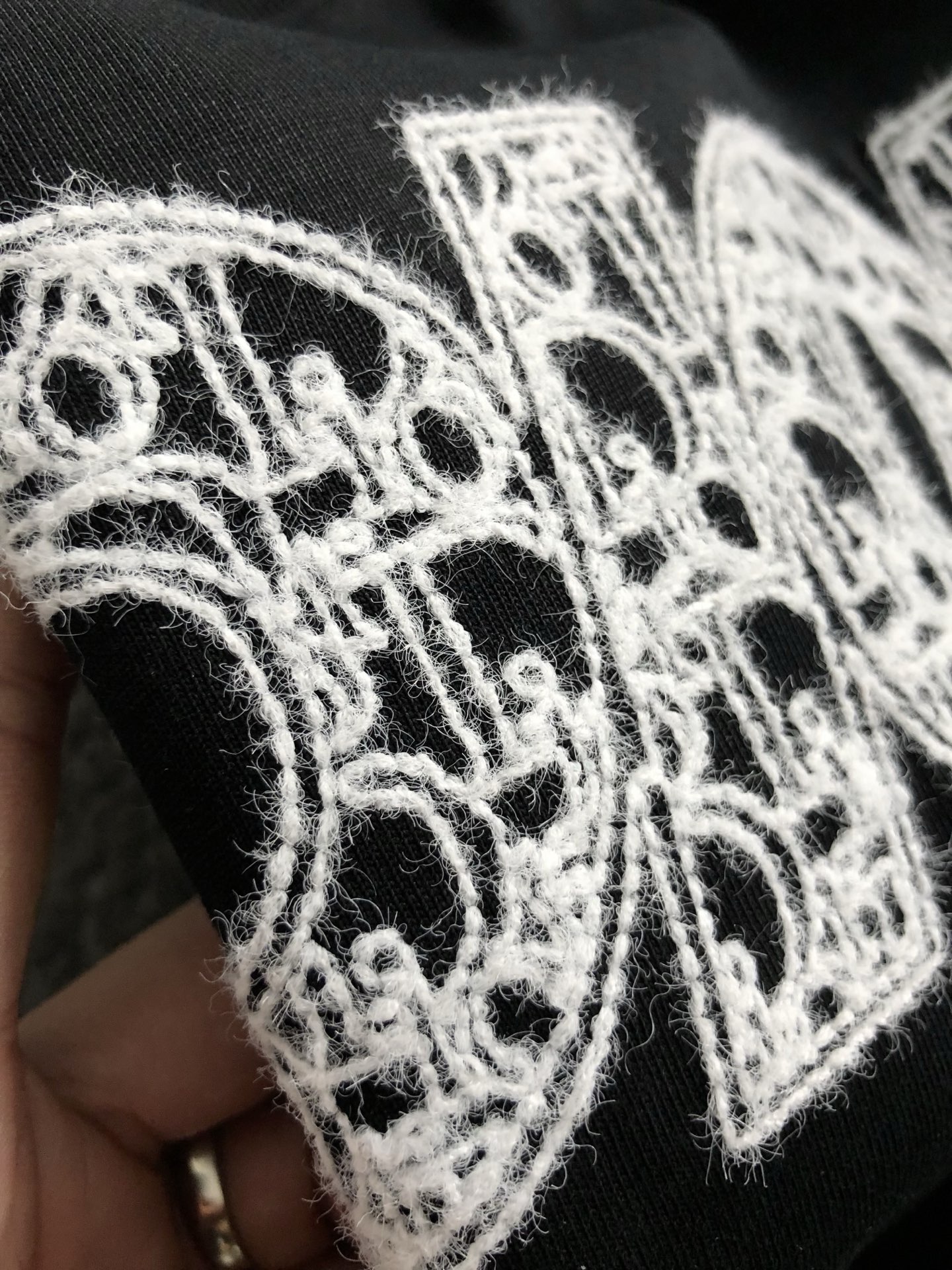  Dir*合身版型S-Xl
25春夏顶级毛绒刺绣潮牌短袖，精致工艺专柜面料，顶级元素融合打造，3标齐全，