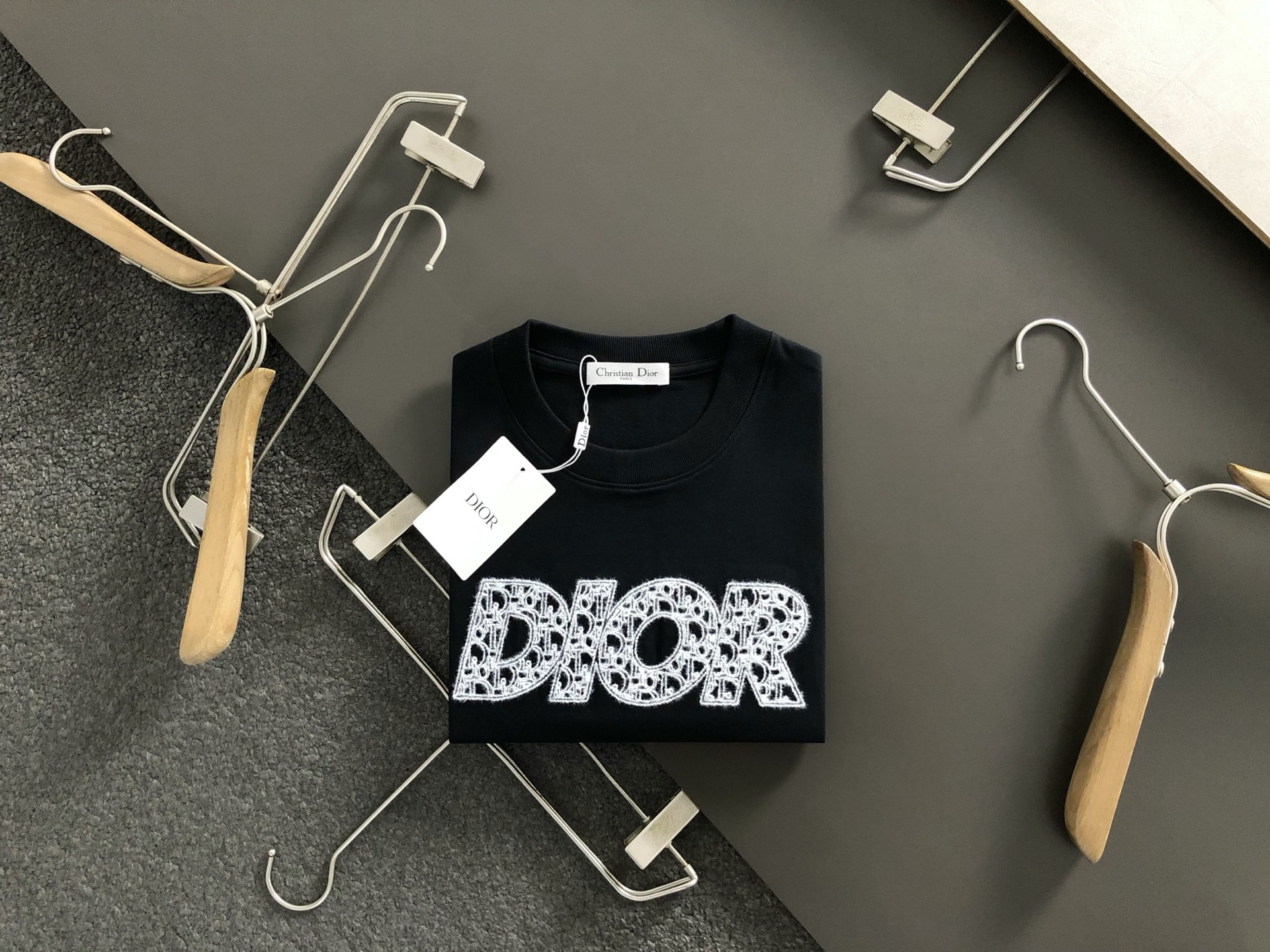 NO:514635,Dir* fit style S-Xl 25 spring and summer top plush embroidered trendy brand short sleeves, exquisite craftsmanship counter fabric, top-level elements fusion creation, complete 3 standards, trendy men's fashion, whether it is the comfort of the upper body or the incomparable existence, it can be said to be a must-have for summer 170-135(s)-150(M) 178-160(L)180-170(XL) 180-180(XXL),,T-shirt,alexander wang19860909Dir*合身版型S-Xl 25春夏顶级毛绒刺绣潮牌短袖,精致工艺专柜面料,顶级元素融合打造,3标齐全,潮男时尚,无论是上身舒适度还是都是无可比拟的存在,可以说是夏日必备 170-135(s)-150(M) 178-160(L)180-170(XL) 180-180(XXL),,T-shirt,alexander wang,Men's clothing